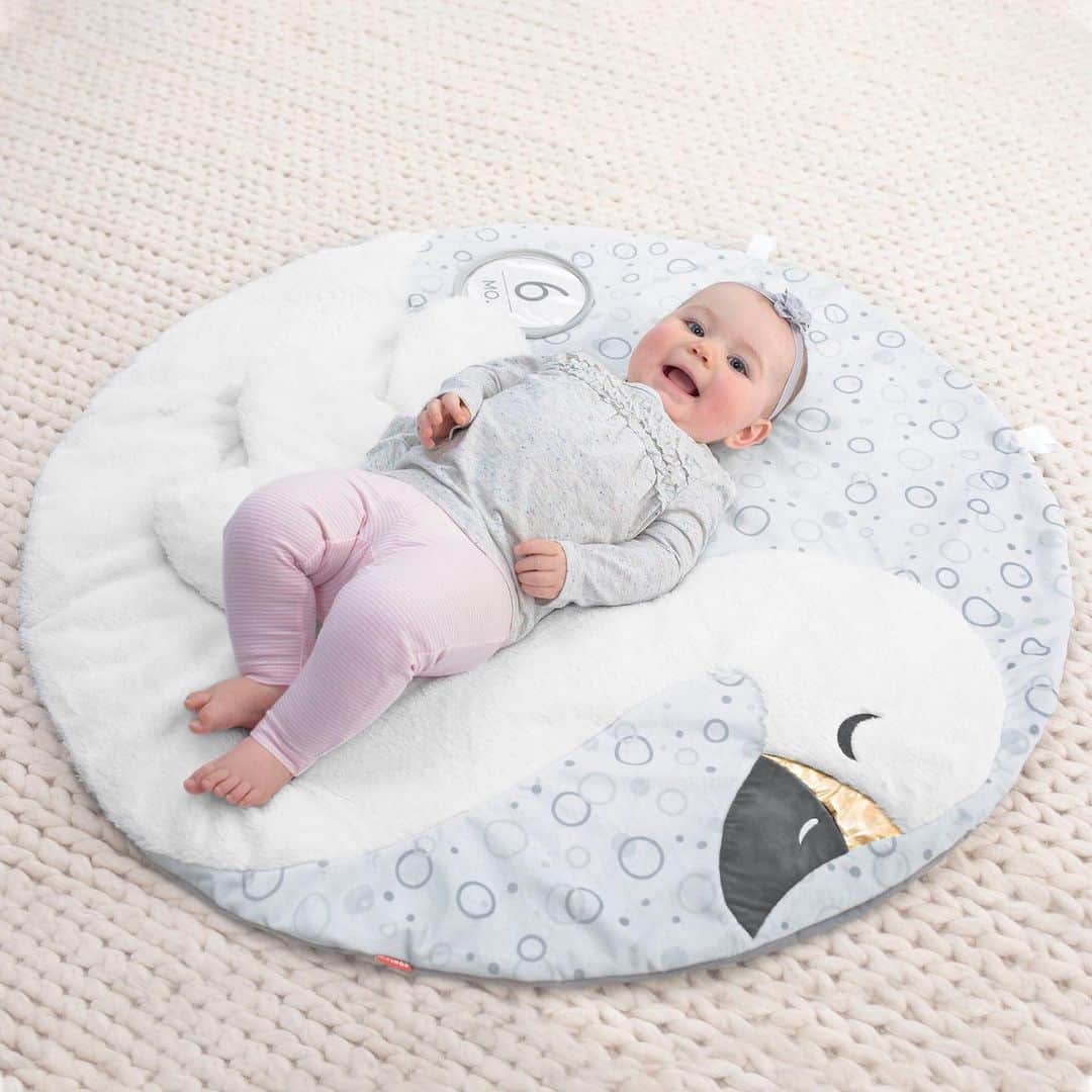 のインスタグラム：「Say cheese! 😀 Capture #adorable memories of baby’s first weeks and months with our Little Swan Playmat! Milestone cards included! 🙌  #nurserymadebetter #saycheese #babymilestones #skiphop」
