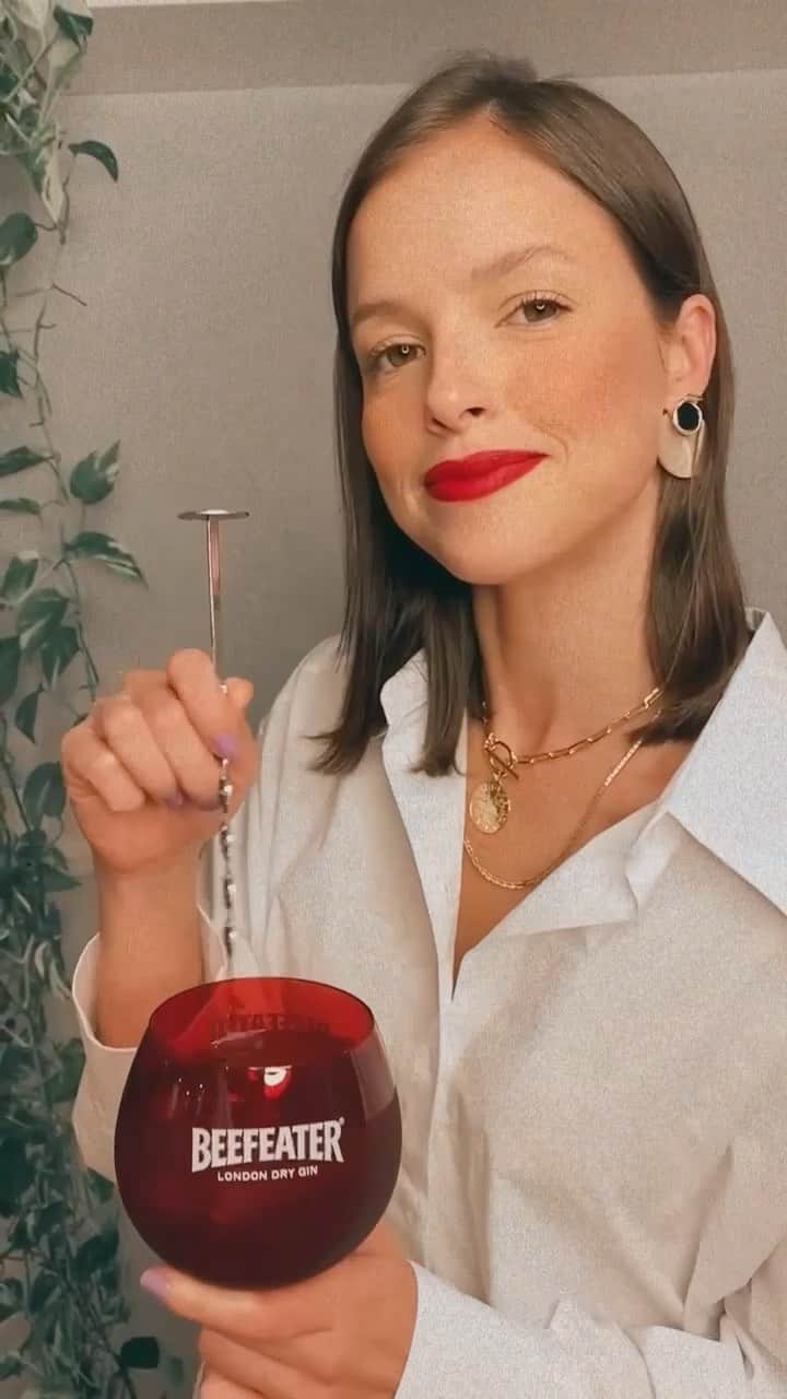 アガサ・モレイラのインスタグラム：「Quer dar um glamour especial para sua ceia de Ano Novo? Que tal brindar com o gin mais premiado do mundo @beefeaterbrasil ?🍸✨.  Anota aí a nossa receita!  Beefeater&Tonic de Ano Novo: Coloque 1 colher de sopa de geléia Adicione 50ml de Beefeater Dry Mexa com uma uma bailarina ou colher Adicione bastante gelo E finalize com 200 ml de água tônica  #Bebacommoderação #BeefeaterGin [Não Compartilhe com Menores de 18 anos] #publicidade」