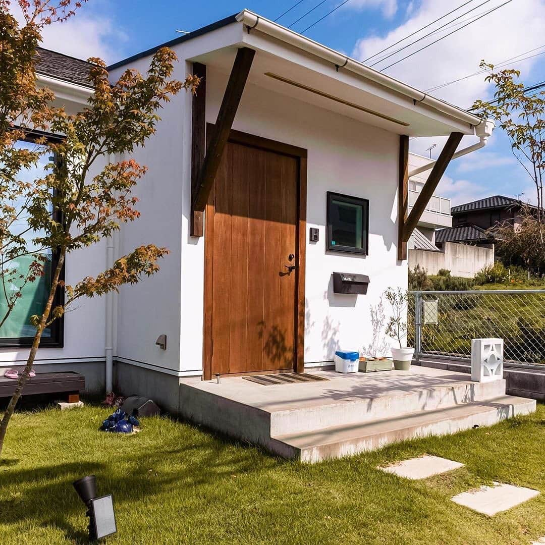 Fridge Homeさんのインスタグラム写真 - (Fridge HomeInstagram)「エフリッジホーム♪ 施工事例、たくさん公開中！ 「@fridge_home」からホームページへ行ってみてください😊 . 今日の写真は『お洒落な平屋』👍 .  何かお問い合わせがありましたら、お気軽にDMして下さいね〜☺️ . --------------------- more phots...👉@fridge_home --------------------- ・ ・ -------------------------------- #エフリッジカルチャー はこちら...👉　@fridge_home_culture -------------------------------- ・ 【居心地の良さをつくりたい】  #エフリッジホームで は #珪藻土 や #漆喰 #無垢材 を使った #おしゃれな家 をつくっています ・ キッチンは無垢トビラの #オーダーキッチン が標準です #食器棚　や本棚、テレビボードの #造作家具 もデザインしています ・ #ブルックリン や #カリフォルニア スタイル #ナチュラルスタイル の家といった海外のデザインを活かした #ナチュラルインテリア #ヴィンテージインテリア #カフェ風インテリア など、お客様の希望する #暮らし に合わせた提案をさせて頂きます ・ #新築 の #注文住宅 に #平屋 、大規模な #リフォーム #キッチン や#造作洗面　などのプチ #リノベーション までなんでもしています ・ 地震に強く、暖かくて住み心地の良い、おしゃれな #マイホーム を建てたい！ 今の住まいを自分の好みに建て替えたい！ どこにも無いおしゃれな、自分達のスタイルの家を造りたい！ そんな方は、ぜひエフリッジホームにご相談下さい ↓プロフィール欄からHPに移動できます。 ・ --------------------- @fridge_home --------------------- ・ ・ -------------------------------- #エフリッジカルチャー はこちら...👉　@fridge_home_culture -------------------------------- ・ 施工対応エリア ・ #茨城県 #千葉県 一部 #栃木県 一部 ・ それ以外の地域の方も相談してください。 ・ #マイホーム計画　#かっこいい家　#おしゃれな家　#工務店」12月29日 7時21分 - fridge_home