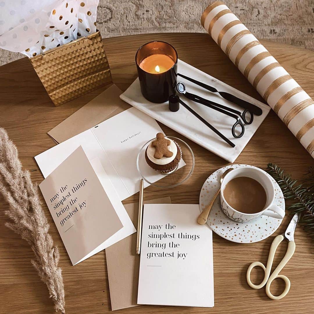 Helena Glazer Hodneのインスタグラム：「May the simplest things bring the greatest joy" because isn't that what it's really about? ✨❤️ In what was the most difficult year that I (and many of us) ever had, we were further reminded of how imperative it is to focus on the simple. That morning cup of coffee, a new candle, a long shower where you actually have time to wash your hair AND shave, snail mail and the list goes on. @minted and its talented artists do the best job at capturing what you want to say (I'm sending greeting cards to a few friends I didn't get to see this holiday season), whether it's a special occasion or simply "I appreciate you.." #sponsored」