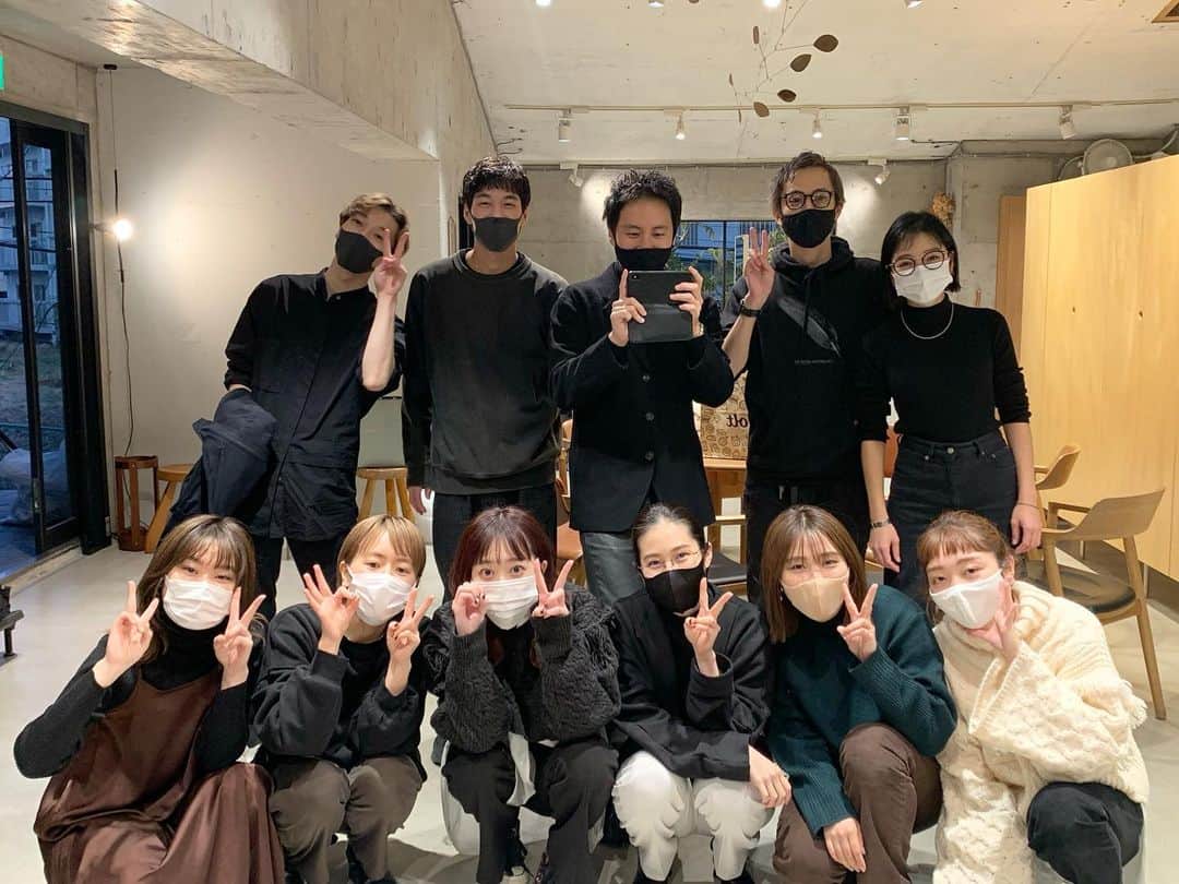 久保雄司のインスタグラム：「2020年12.28 SIX仕事納めしました😊 今年もたくさんの方々とお会いできて本当嬉しく思います😌 いつも本当にありがとうございます！ そして、みんな！ いつも本当にありがとう😊 みんな最高だよ😊👍🏻  大変だった１年ではなく 大切な１年だったと 思えるために毎日みんなで 助け合い支え合い 楽しんで勝負していこう✊🏻  #six_salon #みんな大好き #ありがとう #新型美容師 #新型美容室 #クボさん」