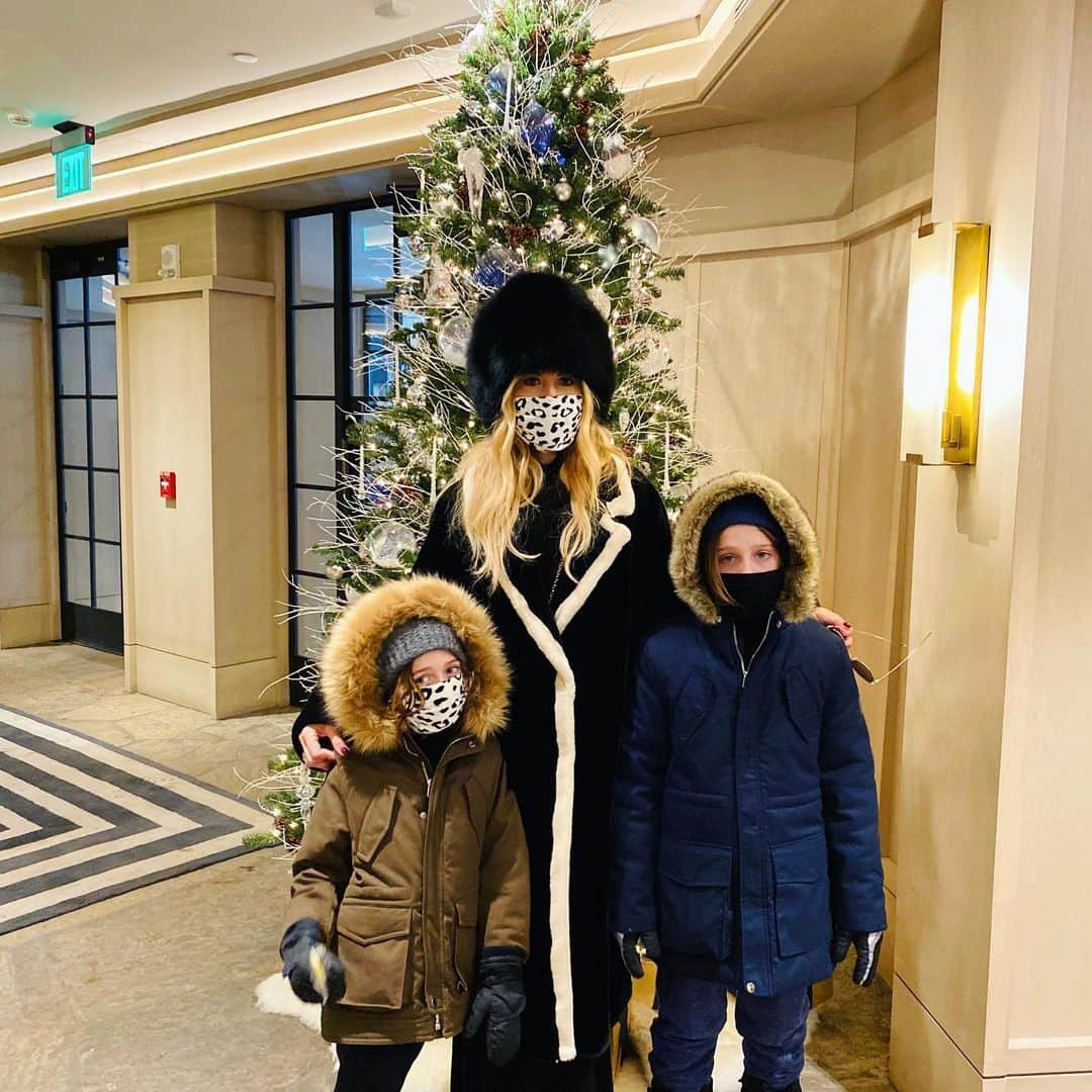 のインスタグラム：「A few days late for a 🎄 photo but I’ll take it..looks different this year but I swear we are all smiling underneath our 😷...#happyholidays #safetyfirst wear a #mask 🙏🏻❤️ XoRZ」