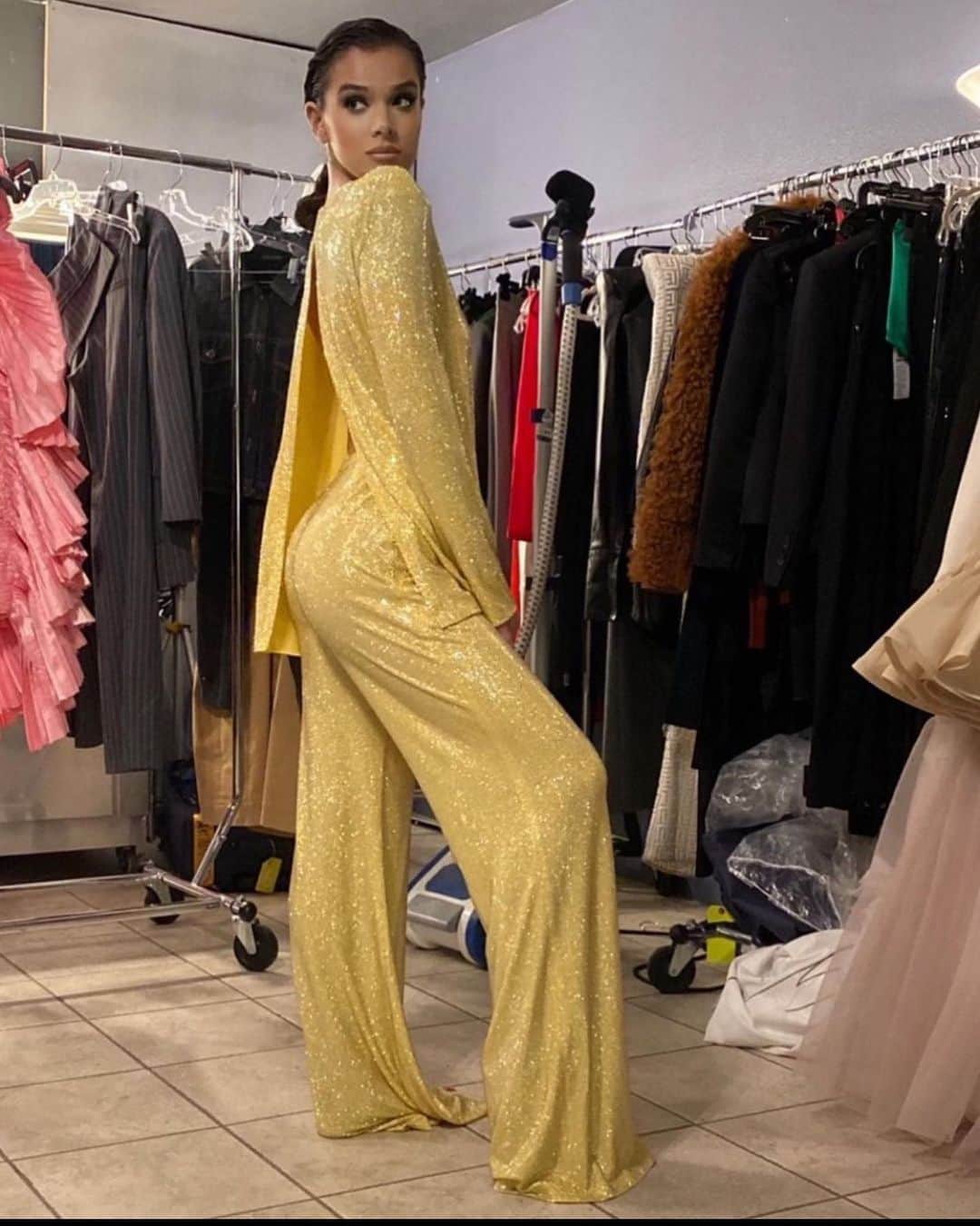 ヘイリー・スタインフェルドのインスタグラム：「💛🌟🌻🌝🌙🐝🌼🍌🎫⭐️」
