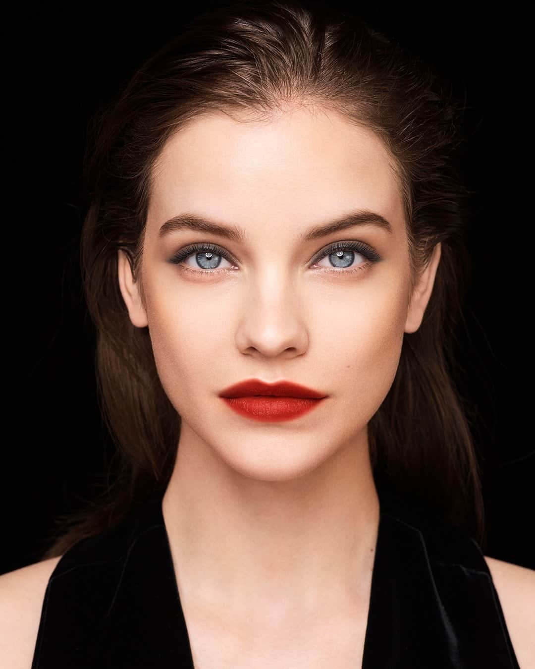 Armani Beautyさんのインスタグラム写真 - (Armani BeautyInstagram)「Velvet Lips. @RealBarbaraPalvin pairs a subtle smudged eyeliner with the luminous red LIP MAESTRO in shade 405 "Sultan", to create an impactful beauty look.   Recreate the look with:  - MY ARMANI TO GO CUSHION in shade 4.5 - SMOOTH SILK EYE PENCIL in shade 4 - EYES TO KILL CLASSICO MASCARA - LIP MAESTRO in shade 405 "Sultan"   #Armanibeauty #BarbaraPalvin #LipMaestro #lipstick」12月28日 22時58分 - armanibeauty