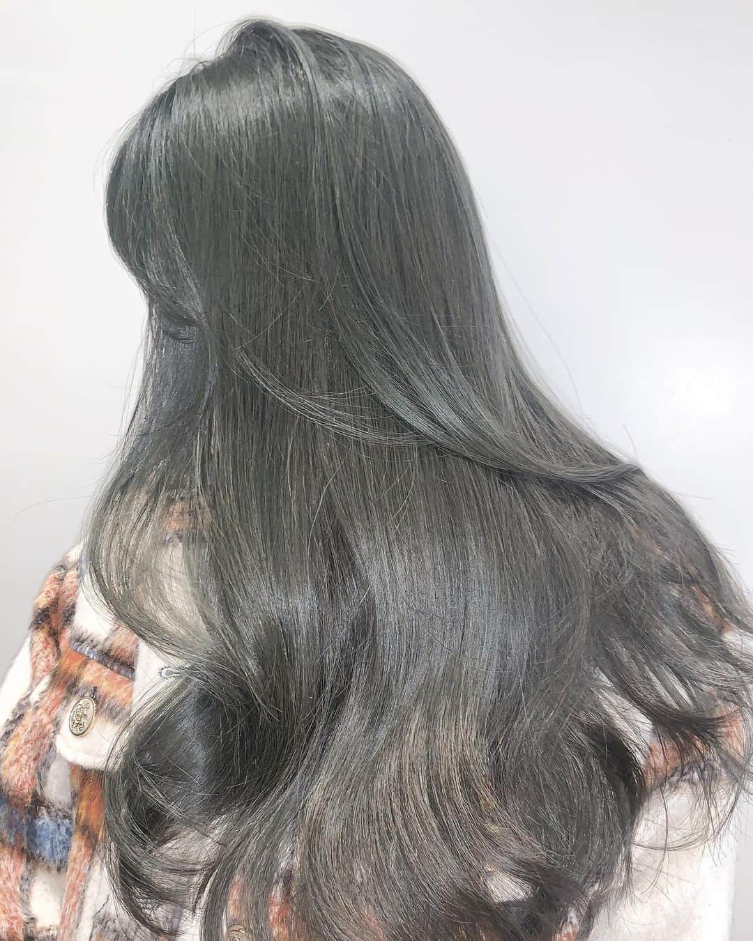 原涼香のインスタグラム：「𝐆𝐥𝐨𝐬𝐬 𝐨𝐥𝐢𝐯𝐞 × Layer cut 上品なオリーブでワンランク上のヘア🤍 ㅤㅤㅤㅤㅤㅤㅤㅤㅤㅤㅤㅤㅤ」