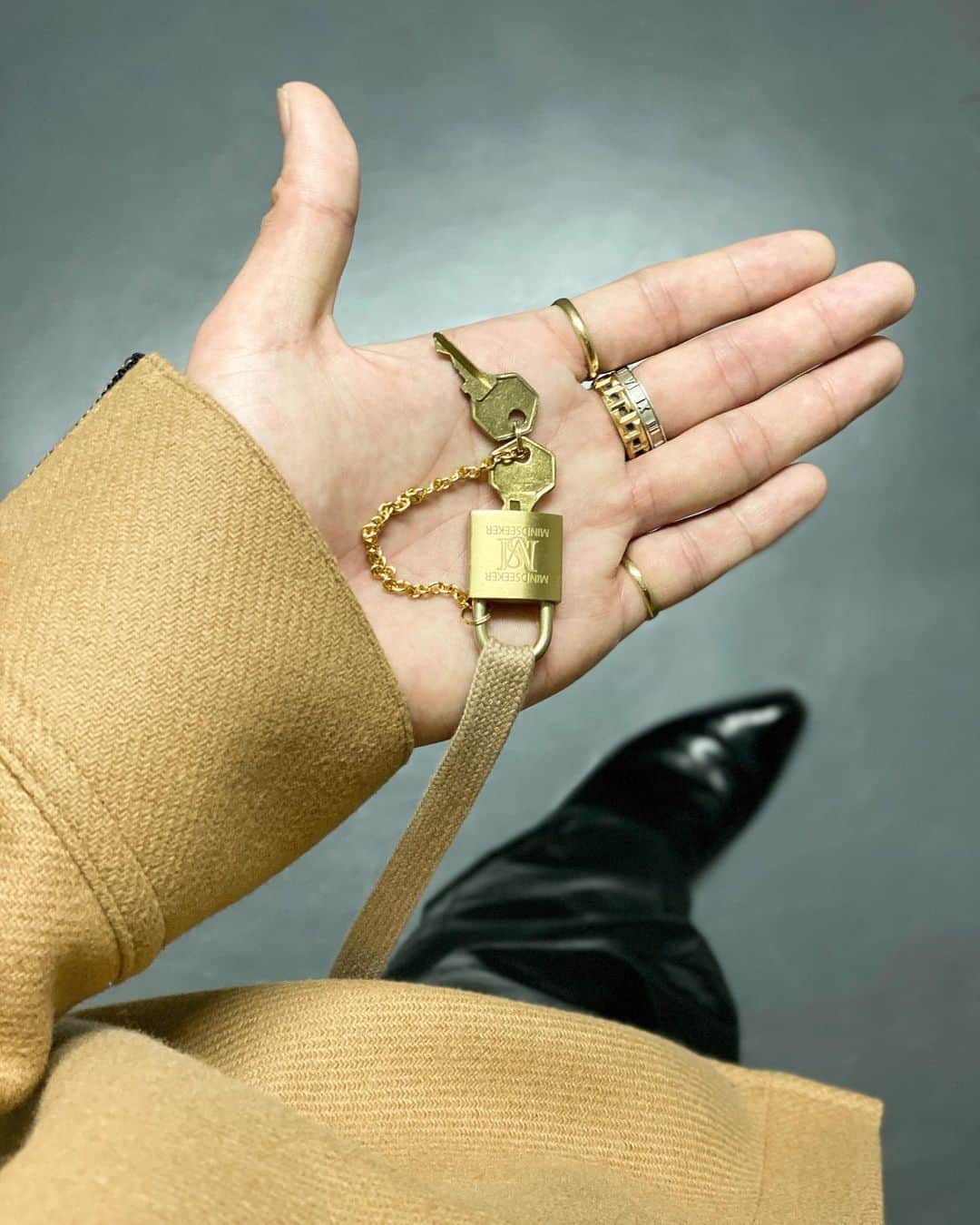 DJ FUMIのインスタグラム：「この服パドロック付いてんのよ🔐」