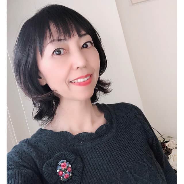 西原さおりのインスタグラム：「こんばんは😊 ・ いよいよ年末ですねぇ。 そろそろ仕事納めの方もいらっしゃるかな？ わたしも明日午前中にはひとまず締められそうです。 ・ ・ 今年はみんなにとって変化があり、我慢の多い年でしたよね。 家族と過ごす時間が増える一方で、友人にはなかなか会えないまま終わってしまいます。 来年もこの状況は続くかな…さびしいな。 ・ ・ ・ さて！ そんなこんなで少し元気が足りなかったわたしですが、そろそろカレンダー変えようと思い立ち、家中に貼りまくりました笑 ・ もちろん宝塚カレンダーですよ💕 今年は劇場に行けない鬱憤を晴らすべく、たくさん買ったのです。 ・ これが効果抜群で！！ 家の中をウロウロしてるだけで、美しい人たちと目が合い、癒され効果が凄いのですよ〜😳 ・ とくに2枚目の写真。 のぞ様のカレンダーをなんとわたしは…キッチン横の壁にかけてしまいました💦 でもここが一番目に入るし、気の重いお片付けもちょっと楽しくなるし、ほんとに効果絶大なんです💕 ・ てことで、片付けがんばろーっと。 ・ ・ ・ #1枚目は髪切ったわたし  #宝塚歌劇団 #カレンダー2021 #雪組 #望海風斗 さま✨ #ナレーター #voiceover #japanesevoiceover @saolisample #西原さおり」