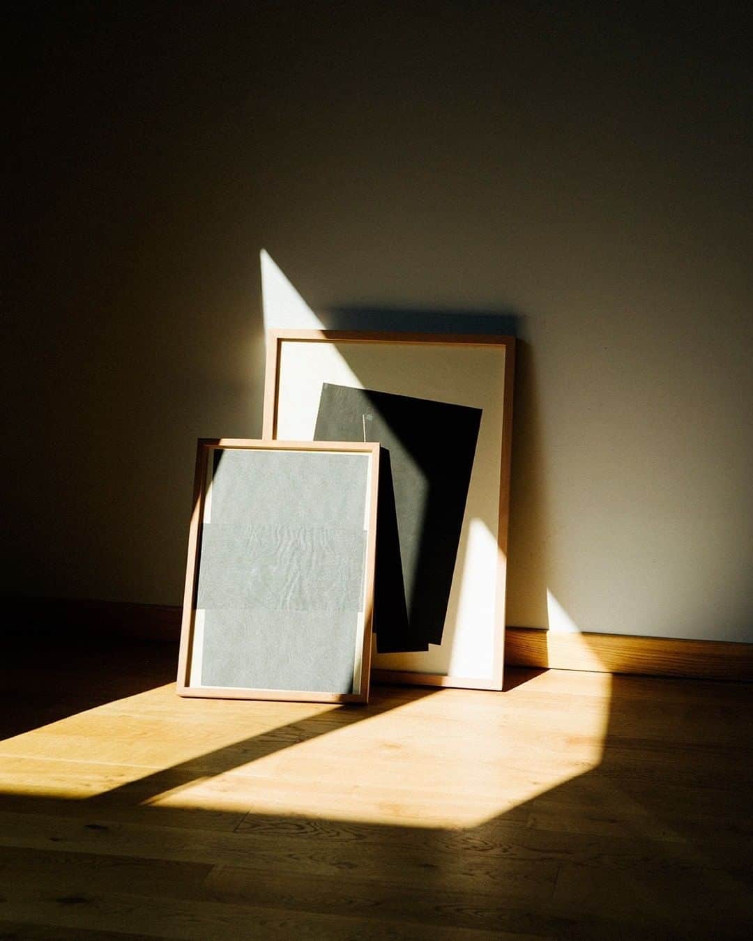 ミラショーンのインスタグラム：「Spotlight with frames ⠀ ⠀ ⠀ #milaschon #spotlight #frames #pictures #lightsandshadows #photography #lightsphoto」