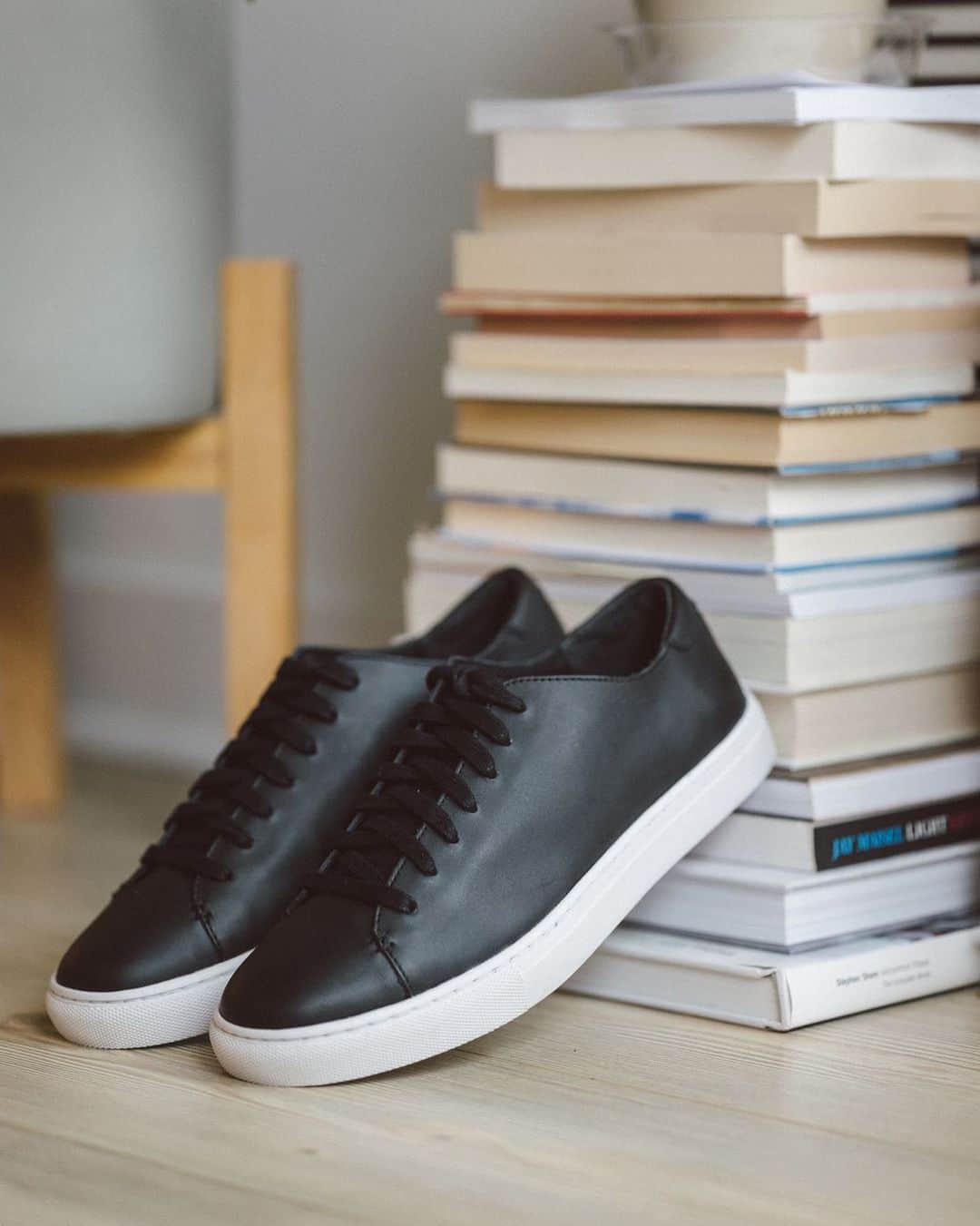 Club Monacoのインスタグラム：「Made to be worn every day, with everything. The Club Monaco Leather Sneakers .」