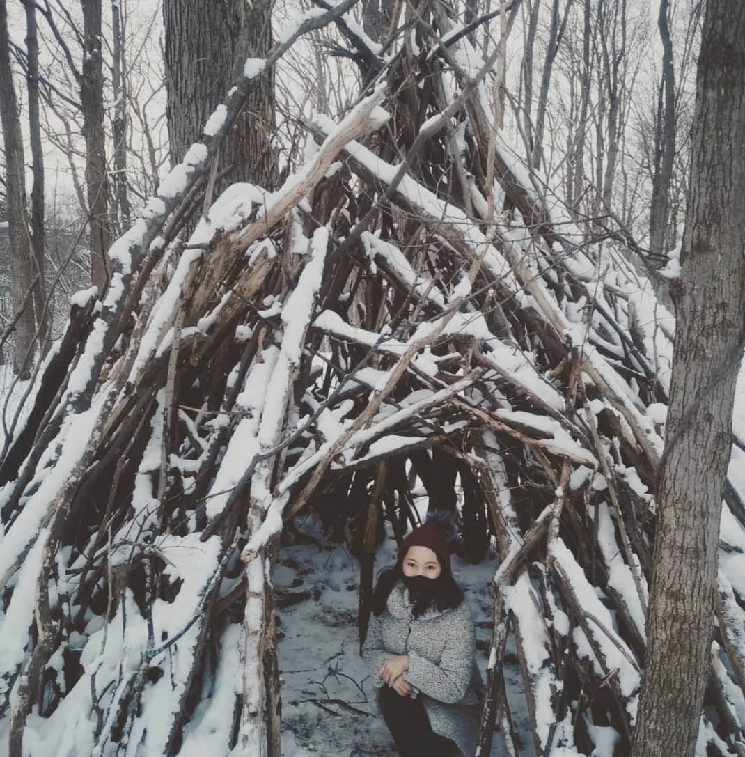 鈴木みほのインスタグラム：「ホワイトクリスマスだったなぁとは思っていたけど 近所は雪かきされていたし こんなに積もっていたとはね 思わぬところに林があって なにもかも綺麗な夕焼けごろ なんて気持ちいいんだろう そして雪の日の匂いって最高  クリスマスも終わったし あとはお正月か、って ふとお正月ソングってあったっけ？って ♫もういくつ寝ると〜♫の歌以外にもなにかあったかと調べると 餅つきの歌とか、一月一日って歌とか、凧揚げの歌もあったか ふむふむ 子供の頃おばあちゃんが歌ってくれたなぁ 羽つきとか、今はどれくらいやる人いるんだろうか もうすぐ2021年か 日本の年末年始のお笑い番組をみて爆笑したいな 良いお年を☃️  I unexpectedly walked into a winter wonderland. Ah the amazing smell of the air after it's snowed☺️ Wishing you all a happy, healthy and wonderful holidays.🙏💕😊」