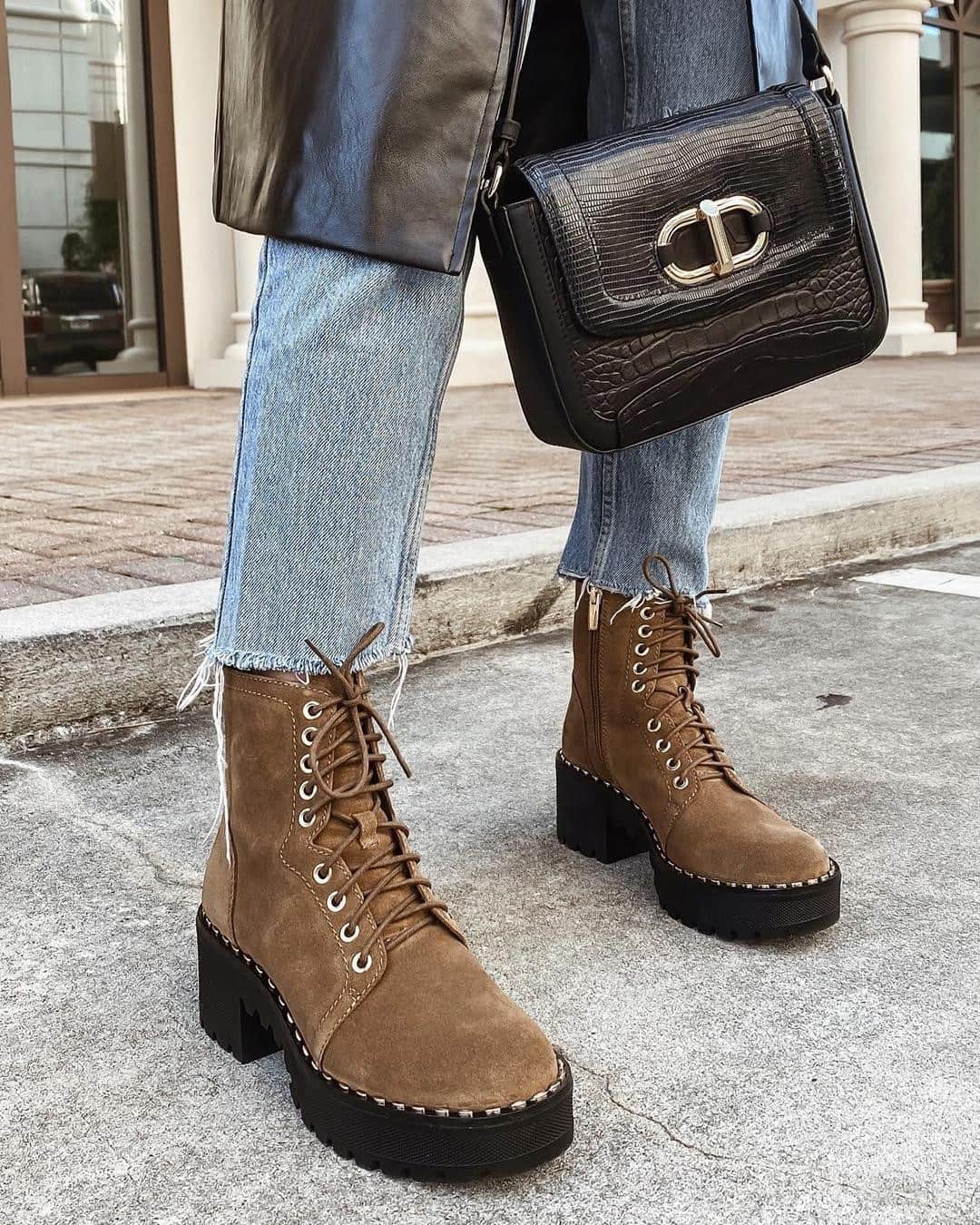 のインスタグラム：「Our end-of-year gift to you: boots and booties are now 30% off at vincecamuto.com! #shopnow #sale #vincecamuto」