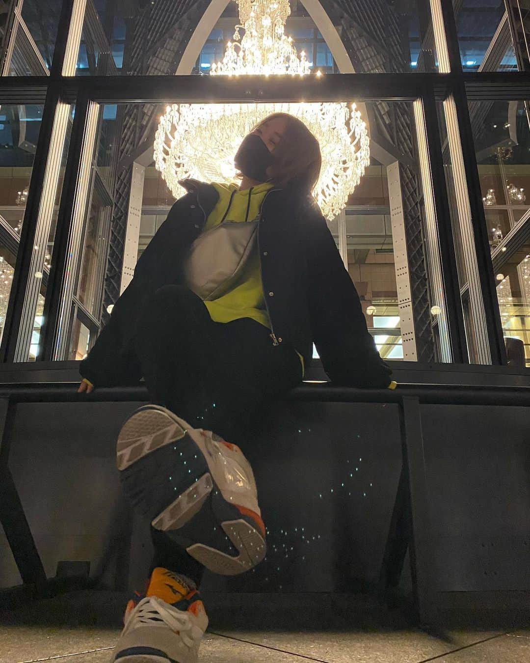 瀧澤彩夏さんのインスタグラム写真 - (瀧澤彩夏Instagram)「すんごい高いシャンデリアの前で写真撮った日もあったなぁ。 綺麗すぎて直視できなかった笑」12月28日 23時01分 - bono_murabito