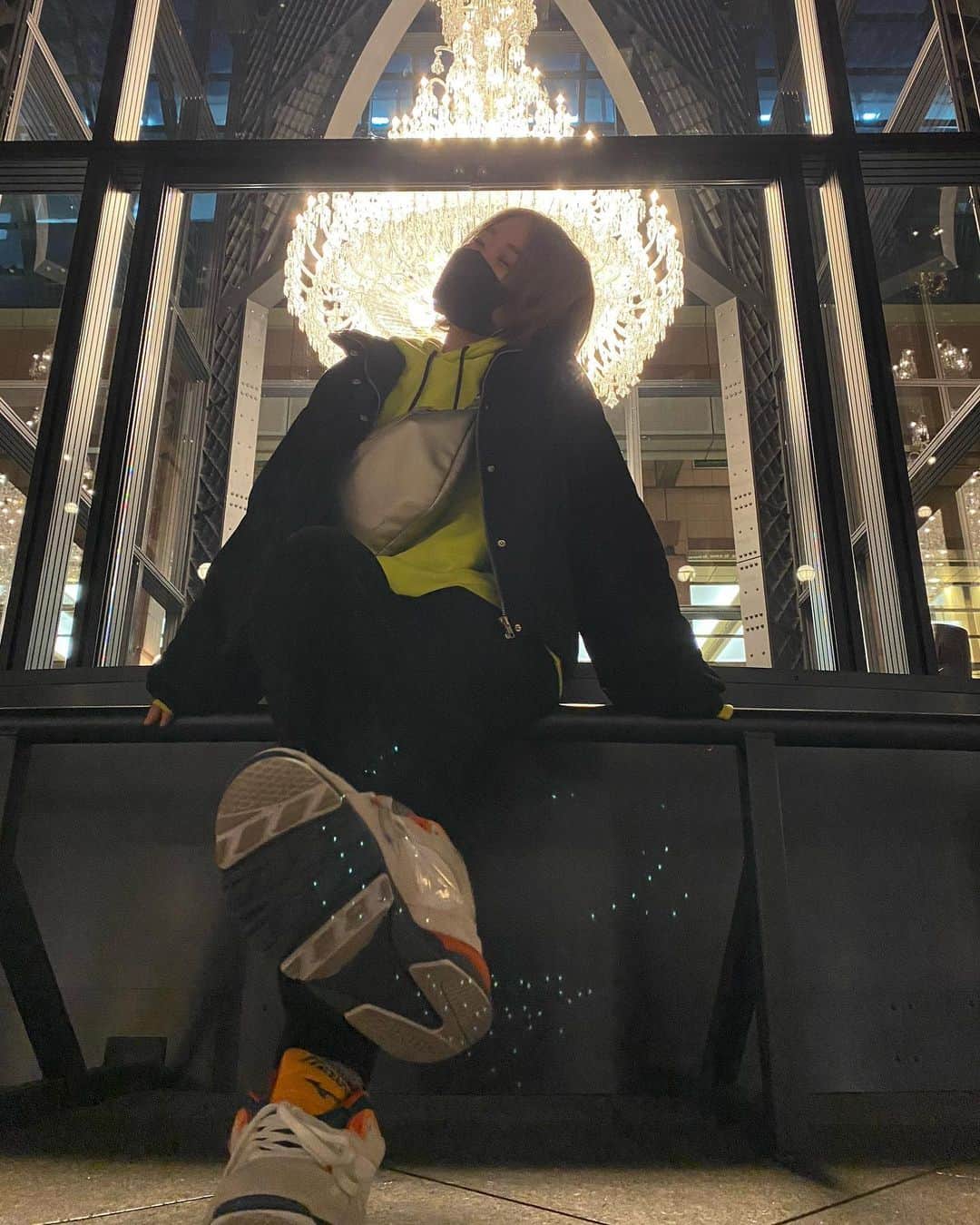 瀧澤彩夏のインスタグラム：「すんごい高いシャンデリアの前で写真撮った日もあったなぁ。 綺麗すぎて直視できなかった笑」