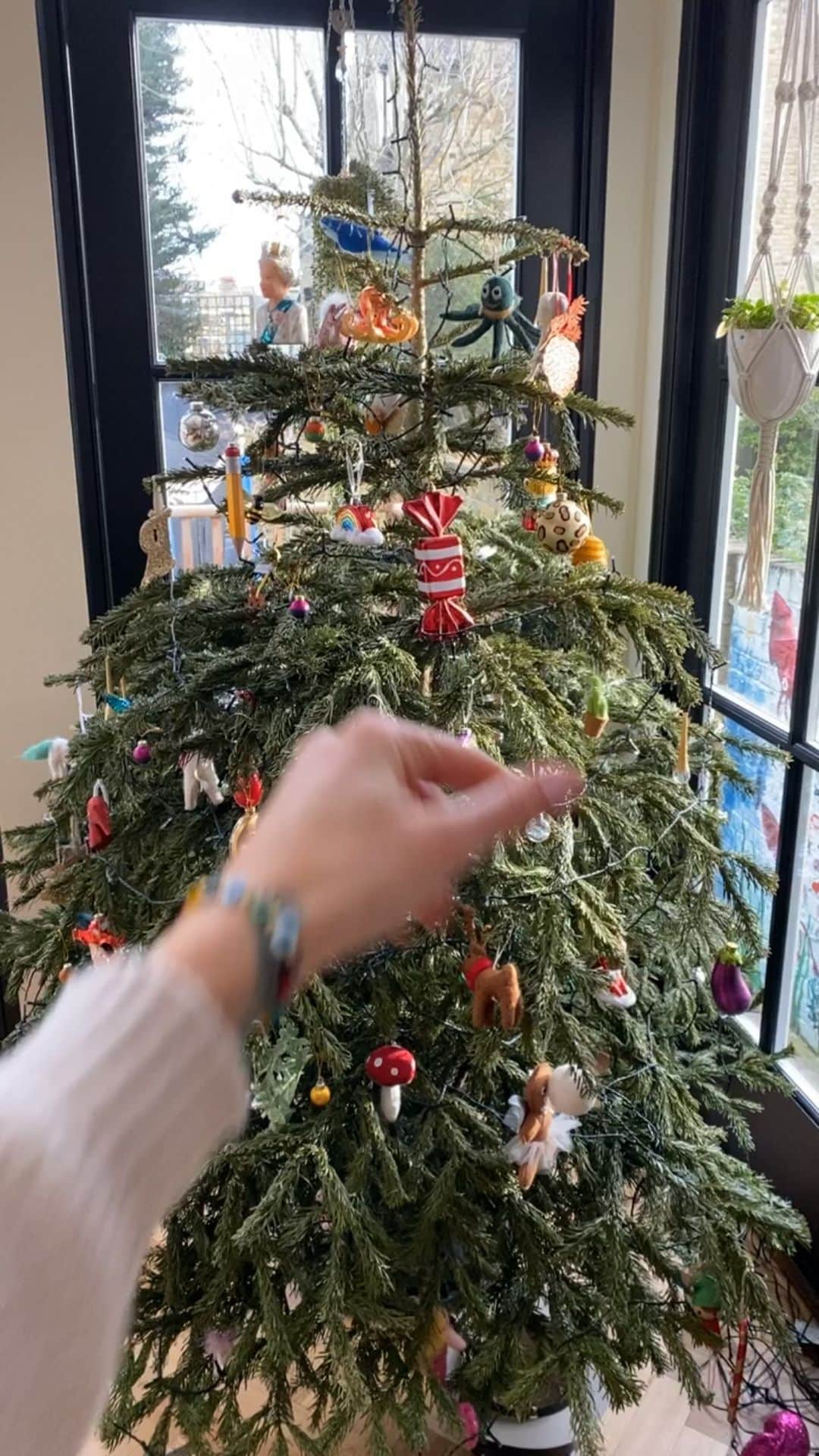 ファーン・コットンのインスタグラム：「I wonder if I throw a bauble at my wilting tree all the decorations and tangled lights will end up perfect wrapped in their boxes ready for the loft? It seemingly worked for many when decorating their trees in early December. Let’s give it a go!」