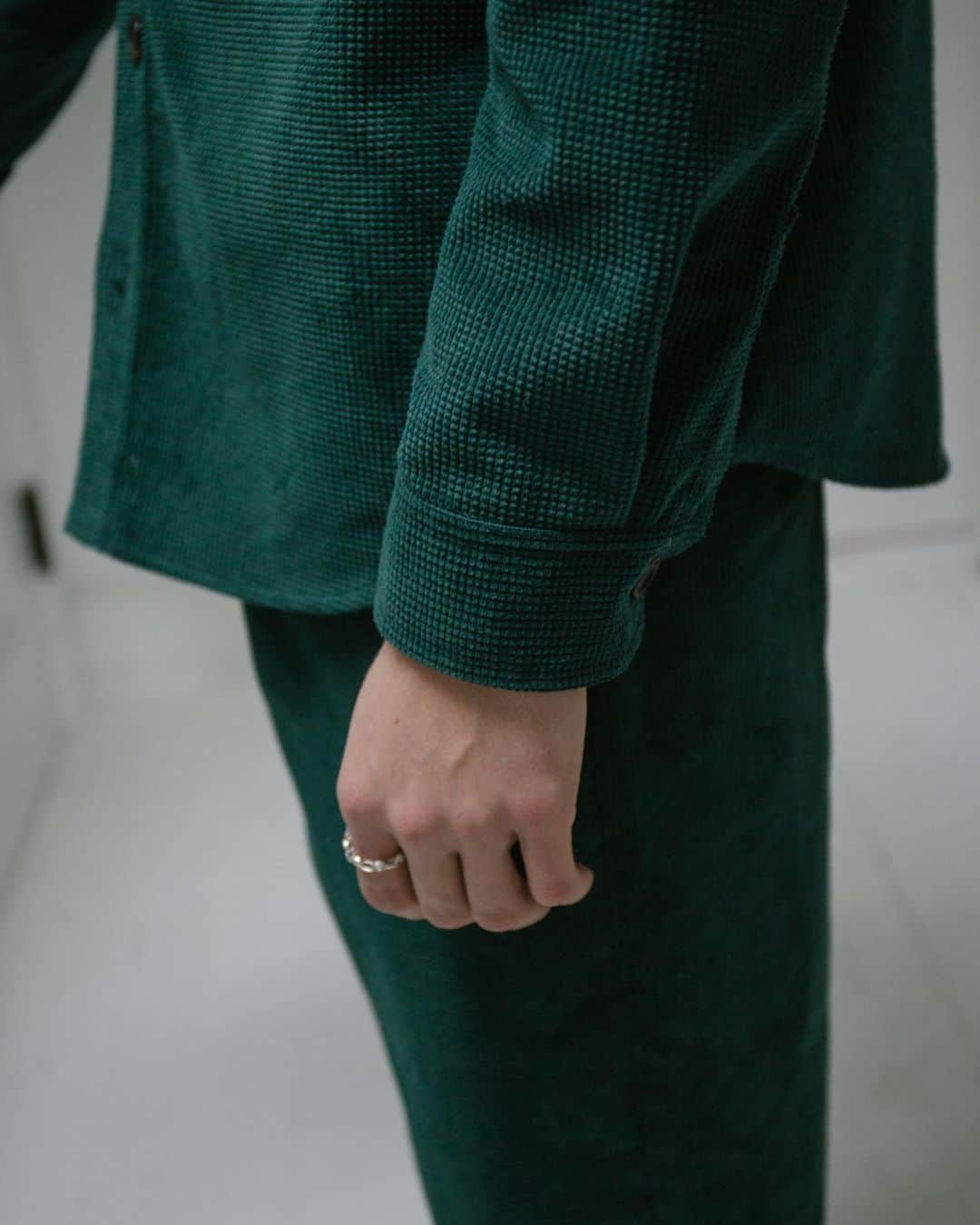 スティーブンアランのインスタグラム：「Sometimes we’ll come across something that’s so good, it’ll inspire a new piece. We found this dead stock vintage cobblecord while looking for fabrics for our Double Pocket Shirt Jacket and it inevitably inspired our Danver Pants, which we made to match. The color and texture is insanely unique and will just get better with time. This cobblecord is extremely limited, so if you love it like we do, you won’t want to miss it. Find it online and in-store. #stevenalan」