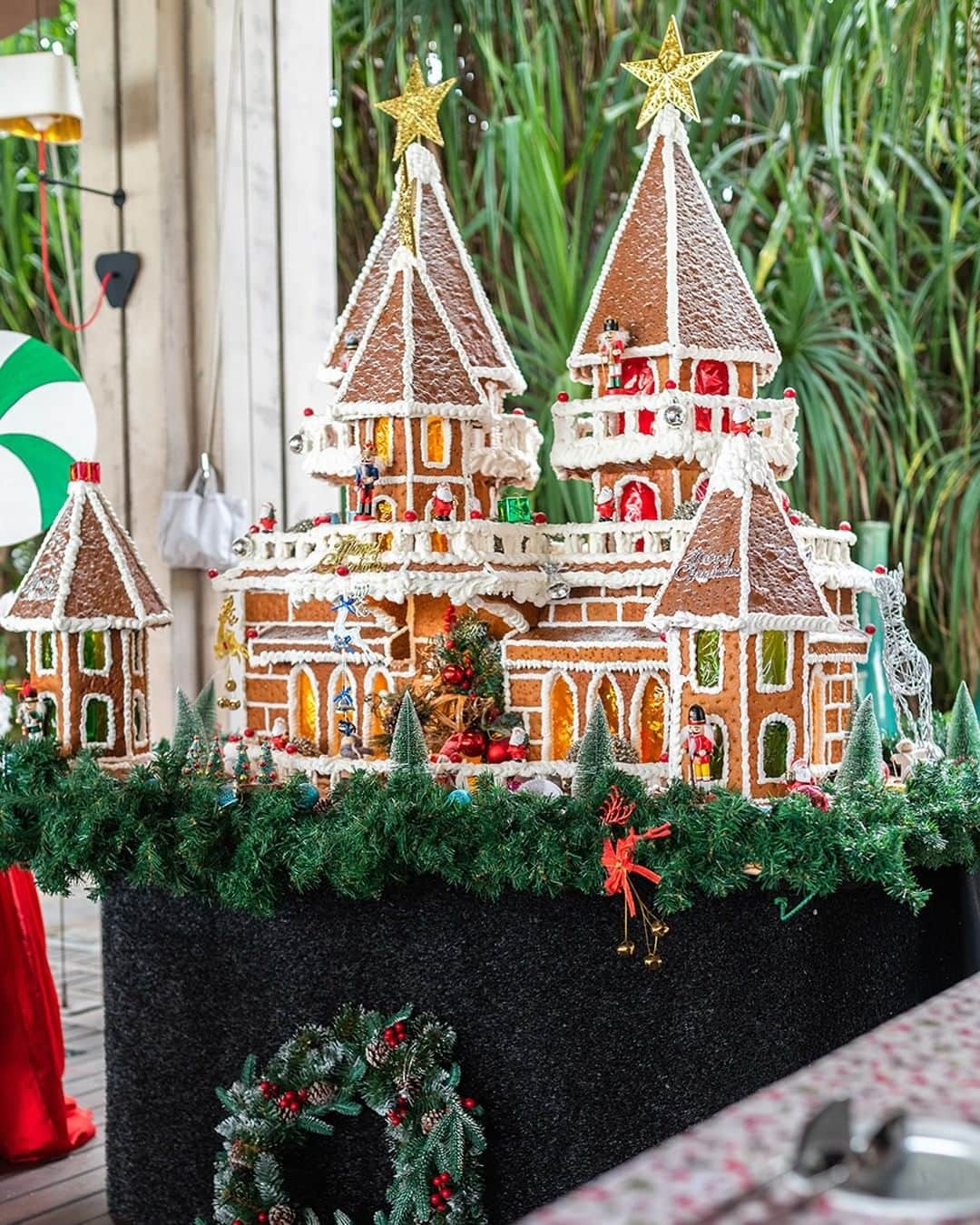 Velaa Private Islandさんのインスタグラム写真 - (Velaa Private IslandInstagram)「What do you think of this year's gingerbread house? A mouthwatering creation of our very talented Pastry team! #VelaaPrivateIsland #VelaaMoments」12月28日 23時04分 - velaaprivateisland