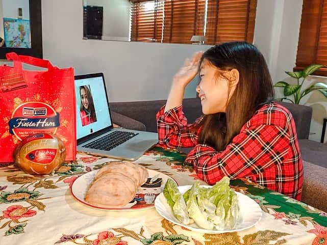 西田美保のインスタグラム：「Ngayon  Pasko parang fiesta na nagkaksiyahan lagi ang aking maliit na pamilya.  Sa Noche Buena🎉 Naging tradition ng niluluto ang aming mga paboritong pagkain.  Ang Purefoods Fiesta Ham ang isang tradition na hindi nawawala.  The best sa quality ang Fiesta ham, gawa sa premium quality meat na perfectly glazed to have that balanced sweet-salty flavor just like the original🤗  Ngayon taon, may bago kami kasalo, ang Purefoods Chicken Ham.  Ito ay good option instead of pork.  It has the same taste as the original na may sweet savory taste.  At dahil malayo ako kay Aimi, kasama nya ngayon ang Lola na maghahanda para sa Noche Buena🥳  Favorite nya ito kainin na binabalot sa lettuce, parang samgyupsal lang. Simple at kayang-kayang gawin ng mga batang katulad nya🥳❤️  Kaya mga mommies, bumili na tayo ng ating Purefoods Fiesta Ham at Chicken Ham, sa tuwing bumibili tayo may isang frontliner din ang makakatangap ng Noche Buena pack #TayoAng Pasko #PurefoodsFiestaHam. Happy New Year everyone!✨」