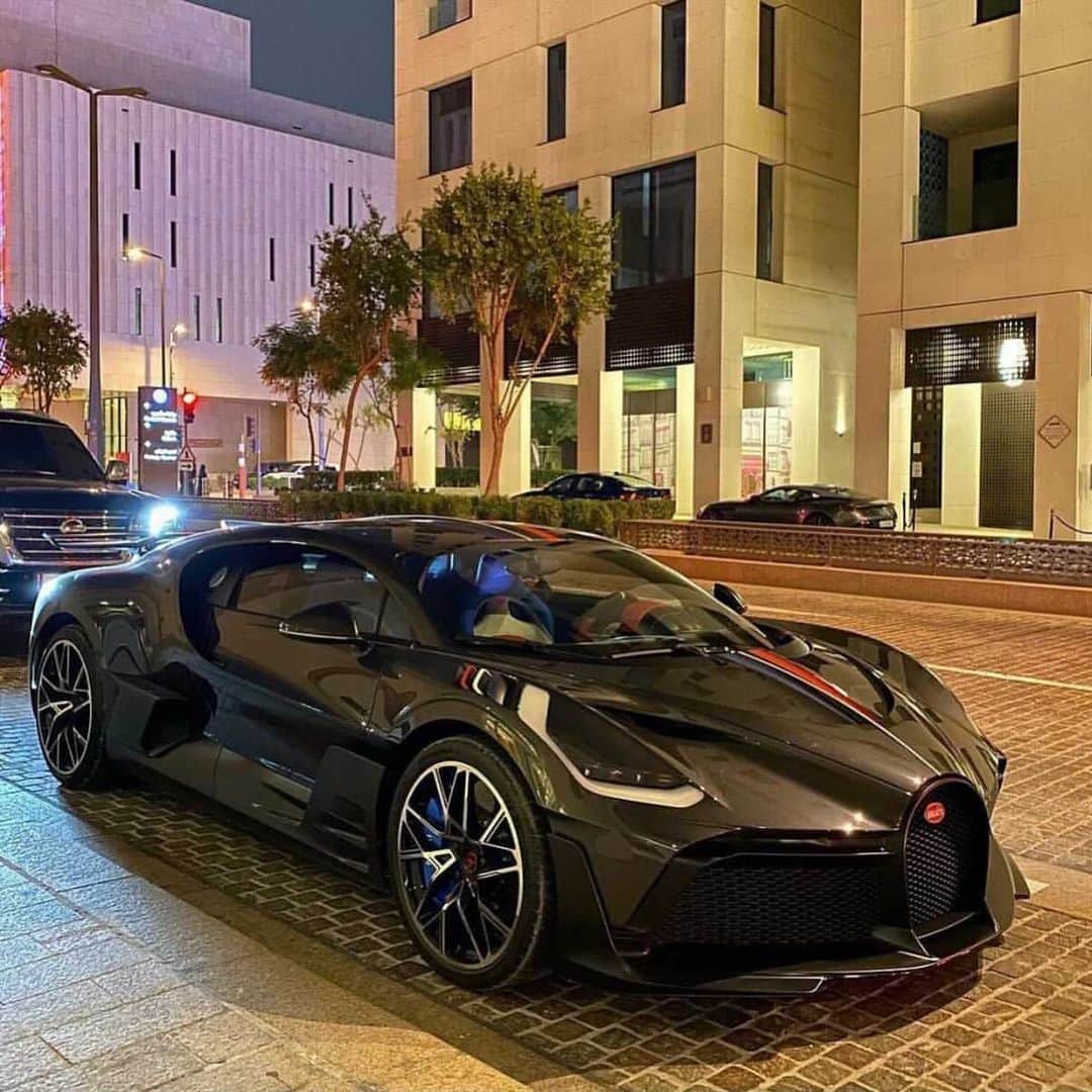 CarsWithoutLimitsさんのインスタグラム写真 - (CarsWithoutLimitsInstagram)「Brand new Bugatti Divo spotted in Qatar 👣 Owner @khk  Via @indujan_   #carswithoutlimits #bugatti #divo」12月28日 23時09分 - carswithoutlimits