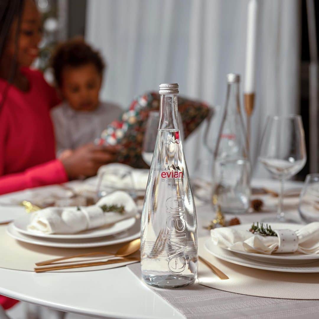 evianのインスタグラム：「How to create the perfect table set-up this holiday season? Here is one of our favorite by @angeliquentse for Christmas Eve 🎄Share your #eviantable!  #evian #evianwater #stayhydrated #positivedrops」