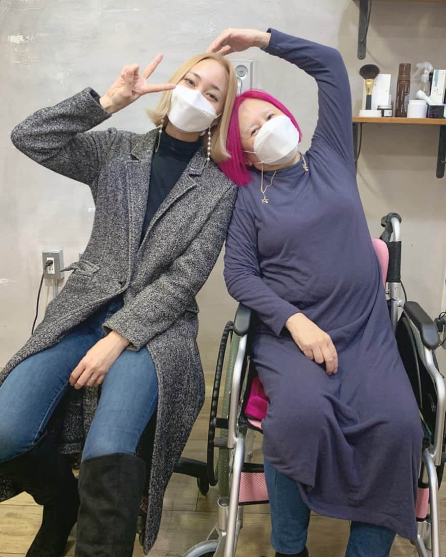 藤本奈月のインスタグラム：「たまには、普通に普通の投稿。 母が子宮頸癌と診断されて、約６年くらいかな〜。 腸骨に転移、ステージはMAXまで上がって右脚は麻痺。 自由の効かない母でも、ピンクへの執着は今も変わらずw 外出は付き添わないと無理で、先日カラーに連れてった時にノリで私も〜と。  金髪にしたった。  そして二人で紅白饅頭のように。メデタイカラー。 この親にして、この子あり。 変わらず変な親子やってます。  #ハイトーン親子#ブリーチ3回#ピンクヘアー#ピンクヘアーおばぁちゃん#金髪かーちゃん  thx! @lore_yoshiki」