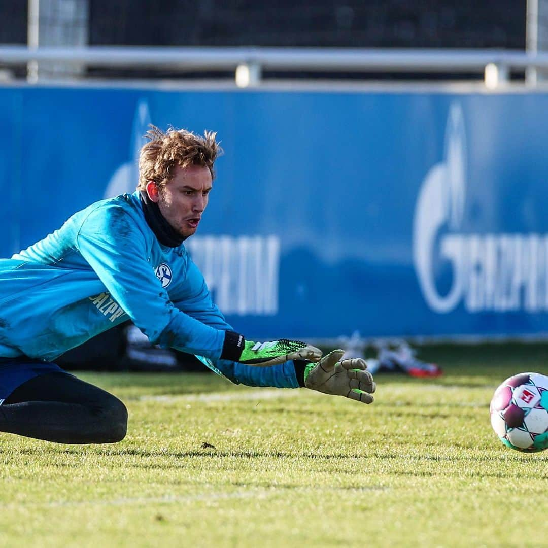 シャルケ04さんのインスタグラム写真 - (シャルケ04Instagram)「Welcome back, @markuth & @frederikroennow1! 💪🏽👋🏽 . . #Schalke #S04 #Knappen #Football #Soccer #Training #Work #WirLebenDich #🔵⚪️」12月28日 23時14分 - s04