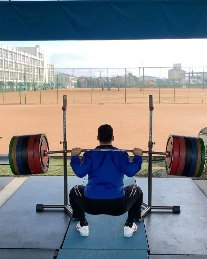 山本俊樹のインスタグラム：「- back  squat 260kg  雨ニモマケズ 風ニモマケズ 耐エテ勝ツ  今日は1年ぶりに母校の三木東高校で練習  例年に比べ暖かい日でした そんな中でのスクワット強化6日目  順調に強化が出来ています  目指すは330kg ＃耐えて勝つ  #ウエイトリフティングやろうぜ  #耐えて勝つ #率先垂範 #FINELAB #CHRIO #CHERANDKER」