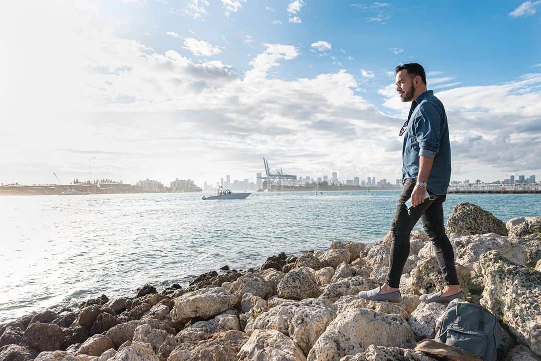 National Geographic Creativeのインスタグラム：「Photo by Isaac Diggs @diggsandco.studio // Sponsored by @kiamotorsusa // I met up with Hugo at South Pointe Park, a popular section of Miami Beach. We saw the sunlit skyscrapers of downtown Miami and watched boats approach the ocean to embark upon new adventures. Hugo reflected on his own desire to travel, an activity he put aside during the pandemic. He was anticipating his adventures—perhaps revisiting Stockholm and Cabo or experiencing someplace entirely new—in 2021. // Tune in to Dick Clark’s New Year’s Rockin’ Eve with Ryan Seacrest live from Times Square on ABC to learn about how the #KiaSorento road-tripped across the country to deliver the iconic 2021 New Year’s Eve numerals to Times Square Plaza—just in time for the @rockineve ball drop. #KiaNYE」