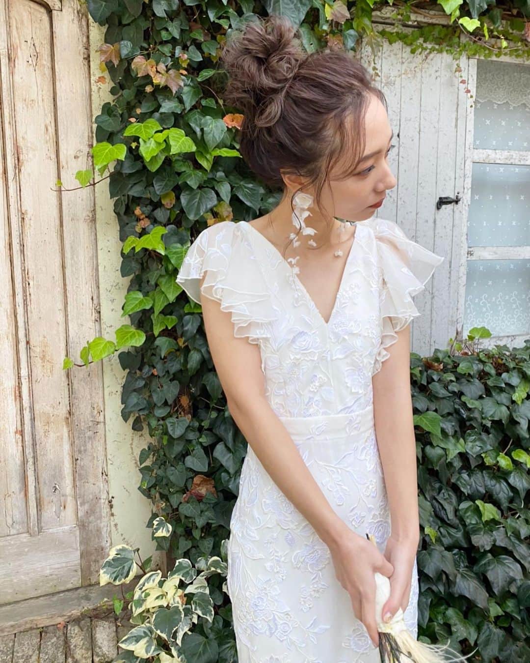 中西結梨花のインスタグラム：「史織ちゃん💕 @shica4  Happy Wedding 💒 . ８年前に吉祥寺で超美女がいる😨❣️ と思って声かけて、そこからずっとヘアモデルしてくれて、 お客様としても来てくれて💕心の底から感謝 たくさん色んな話してきたよね🥺✨ . 大学のミスコンも優勝しちゃうし、 なんでも頑張り屋さんだし、 人柄もゆるくて面白くて超優しくて癒される、、、 そんな大好きな史織ちゃんが結婚🥺💍💕 . ウェディングフォトの前に、大事なカラーを 任せてくれて超嬉しかったーーー❣️✨ . ハイライトいれてヘアアレンジ映えするように📸✨  そしてなんと偶然にもウェディングヘアが 尊敬する可愛いの天才❗️先輩のkumiさんだったのも 衝撃的で嬉しかった、、、 @kumilly  . まさかのコラボ🥰💕幸せ✨📸 . . ほんっと可愛い❣️❣️✨ 史織ちゃん、おめでとうね💘 . .」