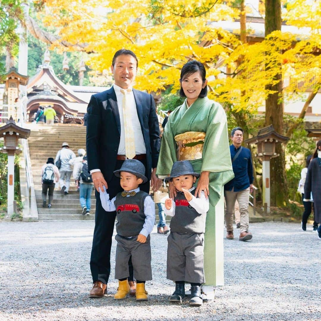 生島早織さんのインスタグラム写真 - (生島早織Instagram)「先週⛩  季節外れになってしまった七五三詣りに行って来ました。  今回は、義父母不在💦 残念だけど、コロナ禍では仕方ない💦  写真で報告です📷  双子達も2月になれば5歳になります❣️  あっという間の5年❣️  本当にあっという間すぎる🥺  子供の成長と大人達の老化😩  1枚目の写真は数日前⛩  2枚目は2年前⛩ 3歳の時の七五三詣り。  そして3枚目は私が7歳で弟が5歳😊  前回は自分の着物を着ましたが、今回は、私が7歳の時に母が着た着物を着ました👘  そして、弟が着ていた着物を長男が😃  2枚も5歳用の着物は無いので、1人分だけ購入😅  これも嬉しい話です😍  あれ？  よく見たら？  パパは、2年前と同じく黄色いネクタイ👔  子供のお祝いには黄色👔⁉️  次は入学式とか？卒業式とか？🌸 いや・・・ 入学式や卒業式に両親出席は無いね〜😂 と言う事は次は結婚式か？🤣  今回は着物に合わせたマスクも作り、双子達それぞれなかなか渋い生地を選びました🤣  終始ふざけっぱなしで、なかなかちゃんと写真も撮れないかと思ったけど、今回もプロにお願いして良かった😍  良い記念になりました😊  最後は、袴を脱ぎ、草履も脱ぎバカ殿状態でしたが、最後まで沢山笑わせてくれました❣️  １つ１つのイベントが最高に楽しい😍❣️  元気にスクスクモリモリ😍 これからも宜しくね❣️  #双子育児 #双子兄弟 #双子パパ #双子ママ #七五三 #母の着物 #代々受け継ぐ着物  #もうすぐ5歳  #twins  #twinstagram  #4yearsold」12月28日 23時26分 - saori.ikushima