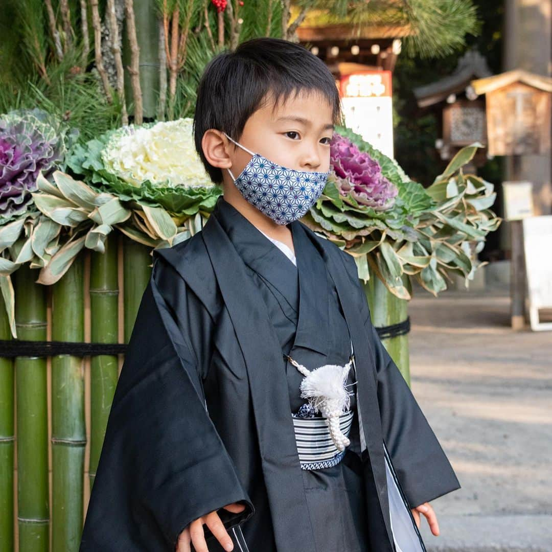 生島早織さんのインスタグラム写真 - (生島早織Instagram)「先週⛩  季節外れになってしまった七五三詣りに行って来ました。  今回は、義父母不在💦 残念だけど、コロナ禍では仕方ない💦  写真で報告です📷  双子達も2月になれば5歳になります❣️  あっという間の5年❣️  本当にあっという間すぎる🥺  子供の成長と大人達の老化😩  1枚目の写真は数日前⛩  2枚目は2年前⛩ 3歳の時の七五三詣り。  そして3枚目は私が7歳で弟が5歳😊  前回は自分の着物を着ましたが、今回は、私が7歳の時に母が着た着物を着ました👘  そして、弟が着ていた着物を長男が😃  2枚も5歳用の着物は無いので、1人分だけ購入😅  これも嬉しい話です😍  あれ？  よく見たら？  パパは、2年前と同じく黄色いネクタイ👔  子供のお祝いには黄色👔⁉️  次は入学式とか？卒業式とか？🌸 いや・・・ 入学式や卒業式に両親出席は無いね〜😂 と言う事は次は結婚式か？🤣  今回は着物に合わせたマスクも作り、双子達それぞれなかなか渋い生地を選びました🤣  終始ふざけっぱなしで、なかなかちゃんと写真も撮れないかと思ったけど、今回もプロにお願いして良かった😍  良い記念になりました😊  最後は、袴を脱ぎ、草履も脱ぎバカ殿状態でしたが、最後まで沢山笑わせてくれました❣️  １つ１つのイベントが最高に楽しい😍❣️  元気にスクスクモリモリ😍 これからも宜しくね❣️  #双子育児 #双子兄弟 #双子パパ #双子ママ #七五三 #母の着物 #代々受け継ぐ着物  #もうすぐ5歳  #twins  #twinstagram  #4yearsold」12月28日 23時26分 - saori.ikushima