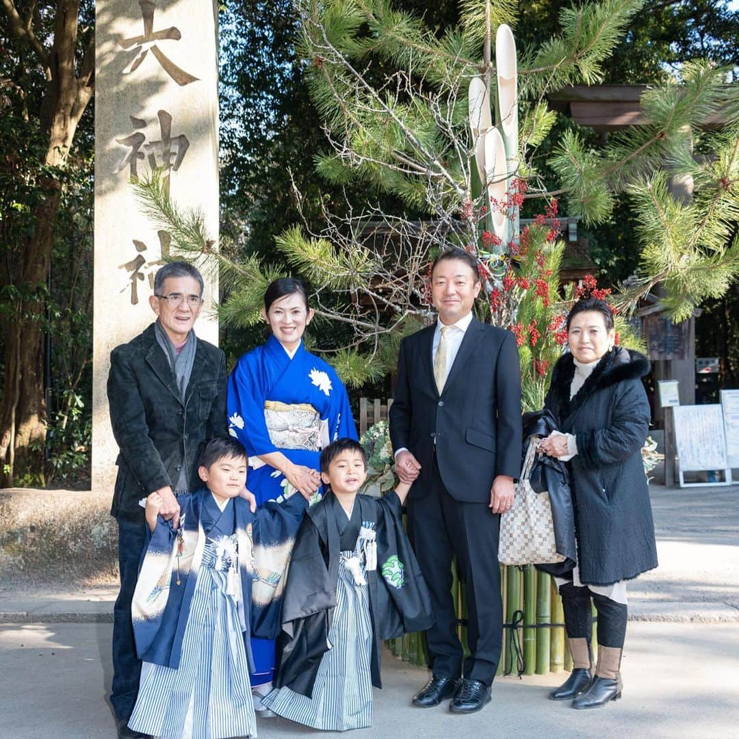 生島早織さんのインスタグラム写真 - (生島早織Instagram)「先週⛩  季節外れになってしまった七五三詣りに行って来ました。  今回は、義父母不在💦 残念だけど、コロナ禍では仕方ない💦  写真で報告です📷  双子達も2月になれば5歳になります❣️  あっという間の5年❣️  本当にあっという間すぎる🥺  子供の成長と大人達の老化😩  1枚目の写真は数日前⛩  2枚目は2年前⛩ 3歳の時の七五三詣り。  そして3枚目は私が7歳で弟が5歳😊  前回は自分の着物を着ましたが、今回は、私が7歳の時に母が着た着物を着ました👘  そして、弟が着ていた着物を長男が😃  2枚も5歳用の着物は無いので、1人分だけ購入😅  これも嬉しい話です😍  あれ？  よく見たら？  パパは、2年前と同じく黄色いネクタイ👔  子供のお祝いには黄色👔⁉️  次は入学式とか？卒業式とか？🌸 いや・・・ 入学式や卒業式に両親出席は無いね〜😂 と言う事は次は結婚式か？🤣  今回は着物に合わせたマスクも作り、双子達それぞれなかなか渋い生地を選びました🤣  終始ふざけっぱなしで、なかなかちゃんと写真も撮れないかと思ったけど、今回もプロにお願いして良かった😍  良い記念になりました😊  最後は、袴を脱ぎ、草履も脱ぎバカ殿状態でしたが、最後まで沢山笑わせてくれました❣️  １つ１つのイベントが最高に楽しい😍❣️  元気にスクスクモリモリ😍 これからも宜しくね❣️  #双子育児 #双子兄弟 #双子パパ #双子ママ #七五三 #母の着物 #代々受け継ぐ着物  #もうすぐ5歳  #twins  #twinstagram  #4yearsold」12月28日 23時26分 - saori.ikushima