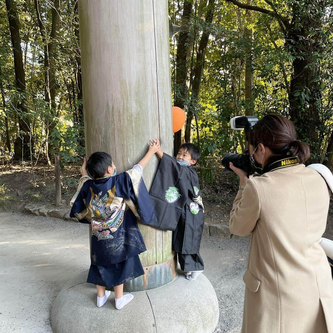 生島早織さんのインスタグラム写真 - (生島早織Instagram)「先週⛩  季節外れになってしまった七五三詣りに行って来ました。  今回は、義父母不在💦 残念だけど、コロナ禍では仕方ない💦  写真で報告です📷  双子達も2月になれば5歳になります❣️  あっという間の5年❣️  本当にあっという間すぎる🥺  子供の成長と大人達の老化😩  1枚目の写真は数日前⛩  2枚目は2年前⛩ 3歳の時の七五三詣り。  そして3枚目は私が7歳で弟が5歳😊  前回は自分の着物を着ましたが、今回は、私が7歳の時に母が着た着物を着ました👘  そして、弟が着ていた着物を長男が😃  2枚も5歳用の着物は無いので、1人分だけ購入😅  これも嬉しい話です😍  あれ？  よく見たら？  パパは、2年前と同じく黄色いネクタイ👔  子供のお祝いには黄色👔⁉️  次は入学式とか？卒業式とか？🌸 いや・・・ 入学式や卒業式に両親出席は無いね〜😂 と言う事は次は結婚式か？🤣  今回は着物に合わせたマスクも作り、双子達それぞれなかなか渋い生地を選びました🤣  終始ふざけっぱなしで、なかなかちゃんと写真も撮れないかと思ったけど、今回もプロにお願いして良かった😍  良い記念になりました😊  最後は、袴を脱ぎ、草履も脱ぎバカ殿状態でしたが、最後まで沢山笑わせてくれました❣️  １つ１つのイベントが最高に楽しい😍❣️  元気にスクスクモリモリ😍 これからも宜しくね❣️  #双子育児 #双子兄弟 #双子パパ #双子ママ #七五三 #母の着物 #代々受け継ぐ着物  #もうすぐ5歳  #twins  #twinstagram  #4yearsold」12月28日 23時26分 - saori.ikushima