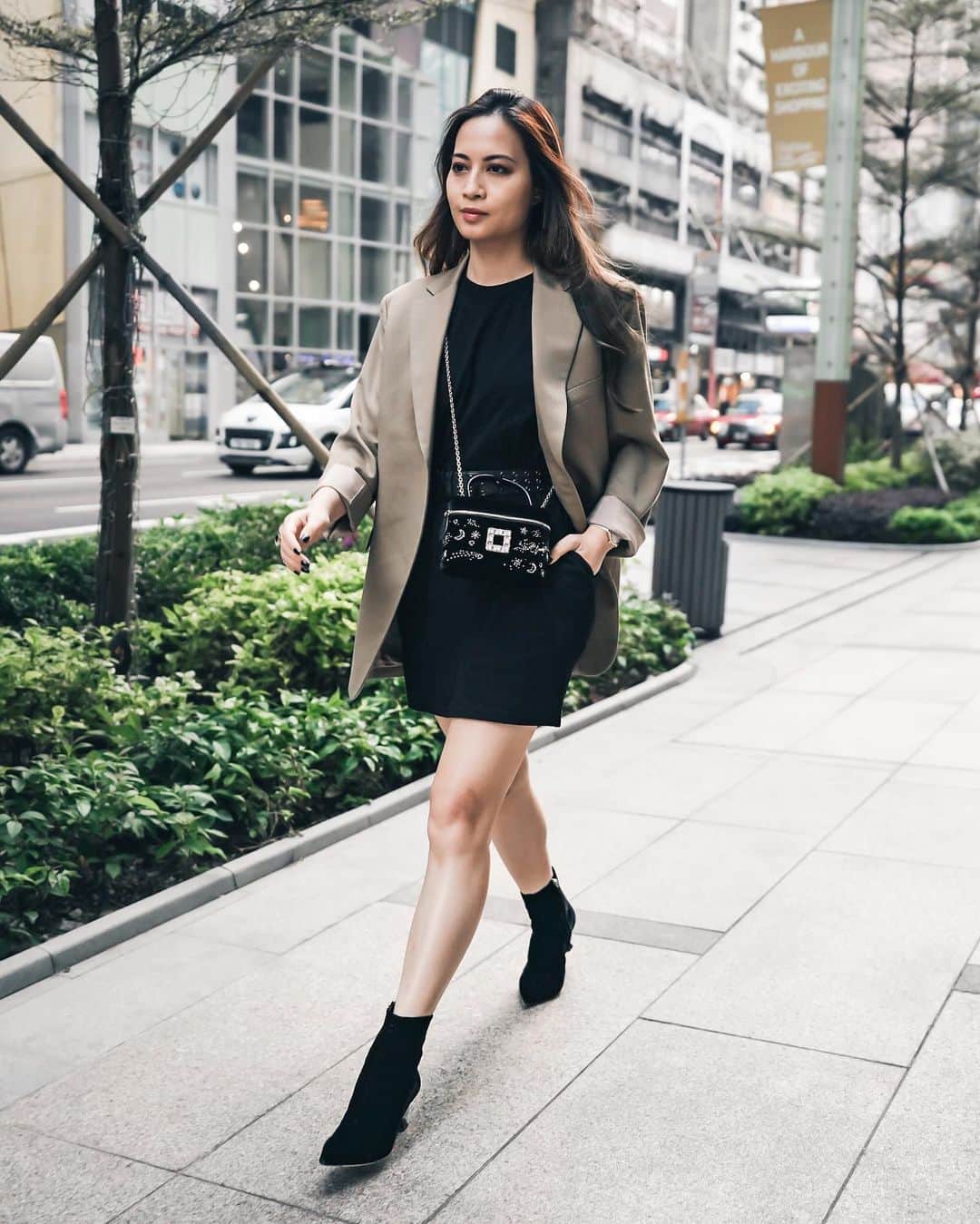 Ruby Kwanのインスタグラム：「The last week of 2020. Everyone is so eager to say goodbye to it. Yes, it’s a tough year. But I still want to say thank you to 2020.  Thank you for nearly a whole year of work from home. Giving me loads of time to spend with Travis and my #LunaAndQoony. Living in a simple life and treasure every little moment.  Thank you for a year of stay home. It gives me time to recover from my 2 surgery this year. One minor and one rather big one. Definitely a good year to re-look into my health.  Thank you for no point to dress up. Absolutely changing my current personal style into a neutral, no frill and toned down version. I love my black & white & beige casual chic closet right now.  Last but not least, thank you for a year of not able to meet up and gathering. Suddenly realise that we cannot take it for granted. My friends and family next to me are not always able to be in touch with.  May we all have a powerful week this week to say thank you and goodbye to 2020 together. ✨ #goodbye2020 #thankyou2020  @RogerVivier Vanity Unicorn Strass Buckle Micro Bag in Velvet and #VivierMarlene booties are in-store now. 🖤 #RogerVivier #GherardoFelloni #SS21」