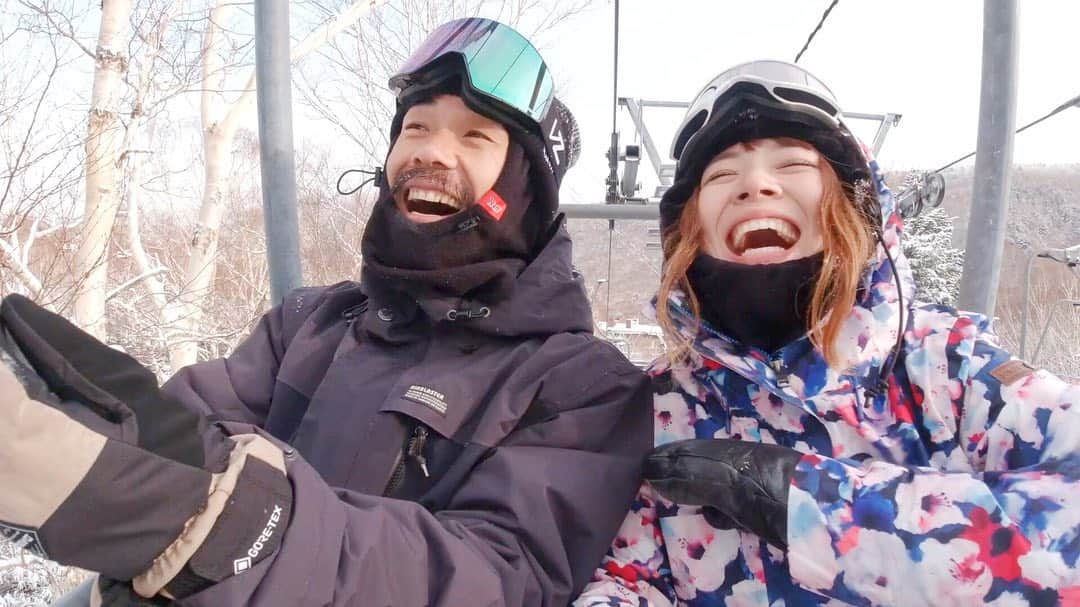 hoshinofumikaのインスタグラム：「New 📺link in my bio✔︎🎬 WOWのドギーさんと リフトの上で貴重なお話聞いてきました♪ これから始まるWOW12がますます楽しみになりました✨ 12年続けているクオリティーの高い動画達、是非見に行ってみてね！🎬✔️ 動画の概要欄も要チェックです🥰👌 いやー、スキー場のドギーさんは、、、、、。 動画は @fumika_hoshino プロフィールのリンクから✌️♡ 今シーズンもよろしくねドギーさん😎 @doggy92 🖤 . . . . . . #snowboarding #wow #wowsnowboarding #snowboard #snow #winter #japan #ootd #スノーボード #スノボ #スノボー #スノボ女子 #スノボ好きな人と繋がりたい #冬 #スキー場 #スキー #リフトの上 #doggy #ドギー　#プロスノーボーダー #wow12 #whostv」