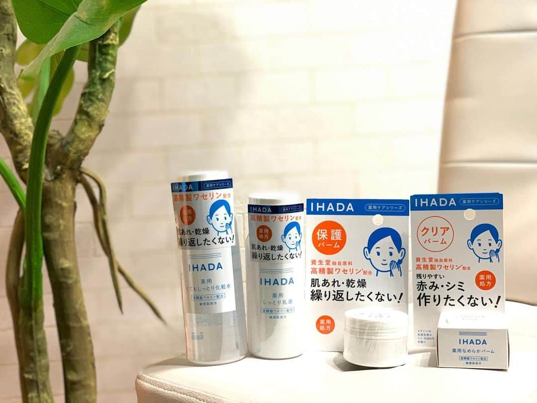 のインスタグラム：「大好きな#IHADA ✨結構たくさんの基礎化粧品を普段から使ってきますが、これはずっと使用し続けているかも🤔💓これを使用してから肌トラブル一切なくなり、お肌への浸透力もちょうどよく、ベタベタしすぎないのが好きです♪ ・ 今回非売品のスペシャルグッズをイハダさんより頂きました🥺💓 わぁぁぁ嬉しすぎる！この年末年始お出かけはあんまりしない予定なので、お籠りスキンケアをしようと思ってたので、これでお肌を整えようと思います❣️ ・ ちなみにエコバッグがついてて(3枚目)しっとり化粧水、しっとり乳液、保護バーム、クリアバームの4つです💓敏感肌用だけどしっかりお肌にアプローチができるので、まだ試したことない人は是非試して欲しいです✨ ・ #IHADAのエコバック #ハダ子のエコバック #イハダ #スキンケア #肌トラブル #オススメスキンケア #基礎化粧品 #肌ケア」