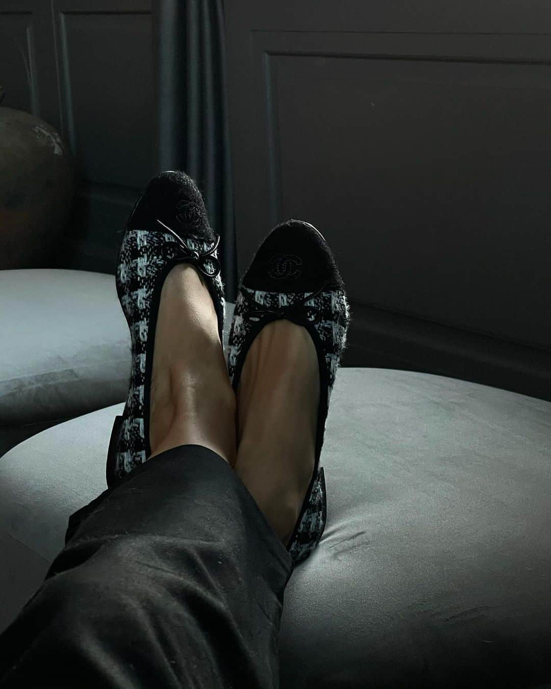 Mathilde Goehlerのインスタグラム：「Feet up 🖤」