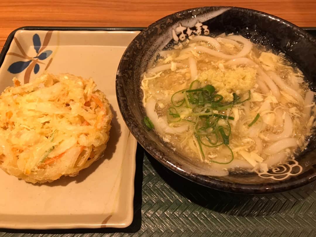 はなまるうどんのインスタグラム：「🥚 #生姜玉子あんかけ #野菜かき揚げ ご一緒にいかがですか❔🥚  お昼ご飯、迷っている方はぜひ #はなまる へ😊 体温まる「生姜玉子あんかけうどん」がオススメ🌈 玉子あんかけの優しい味わいに、お好きな天ぷらでベストな組み合わせを探してみてください✨  ▼ #アプリ 割引 https://www.hanamaruudon.com/app/  #たまご #あんかけ #生姜 #温活」