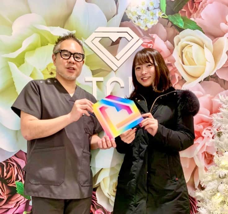 高本采実のインスタグラム：「💆🏻‍♀️ 先日、小顔&美肌ケアをしたくて 東京中央美容外科梅田大阪駅前院 @tcb_umeda へ行ってきました☺︎  ドクタービーバー こと 寺西宏王先生 @tcb_teranishi  に相談してハイフしてきました◎ （ちなみに先生も釣り好きらしい🥸🎣）  超音波を目から下の顔に当てていくんやけど 痛みは個人差があるみたいだけど全然耐えれる程！ しかも30分で終わった！ (針が刺さるようなチクッと感&たまに熱さ感じるぐらい) 効果出るの2,3週間後やって、楽しみ🤭🤍  行かれる方は、「私の投稿を見た」と予約時に伝えると良いことあるみたいです✌︎ . . . . . #リフトアップならTCB東京中央美容外科 #美容整形ならTCB東京中央美容外科 #東京中央美容外科 #東京中央美容外科梅田院 #TCB #TCB梅田院 #東京中央美容外科梅田大阪駅前院　#tcb梅田大阪駅前院 #美容外科 #梅田 #北新地 #西梅田 #大阪 #寺西宏王 先生 #ドクタービーバー #ビーバー先生 #tcb梅田 #ソノクイーン　 #ハイフ #HIFU  #リフトアップ #PR #釣り好き #高本采実」