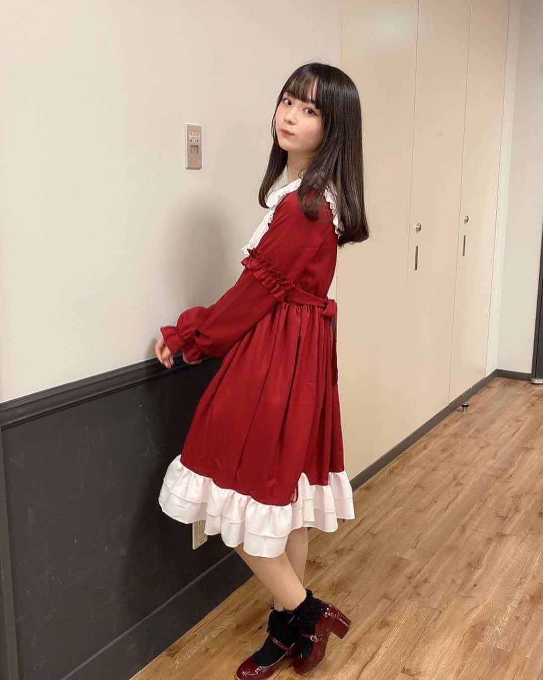 高田もものインスタグラム：「. 2020年最後の配信ありがとうございました✌️👌✌️👌 . 今日はレッドももちゃんでした！ . かしこ . #高田もも #かしこってなに #かしこ #かみやど #ひらがなかみやど #instagood #instagram #あいどる #アイドル #japaneseidol #idol #ミスid2021 #ミスid #ワンピース #巻き髪 #ロングヘア」