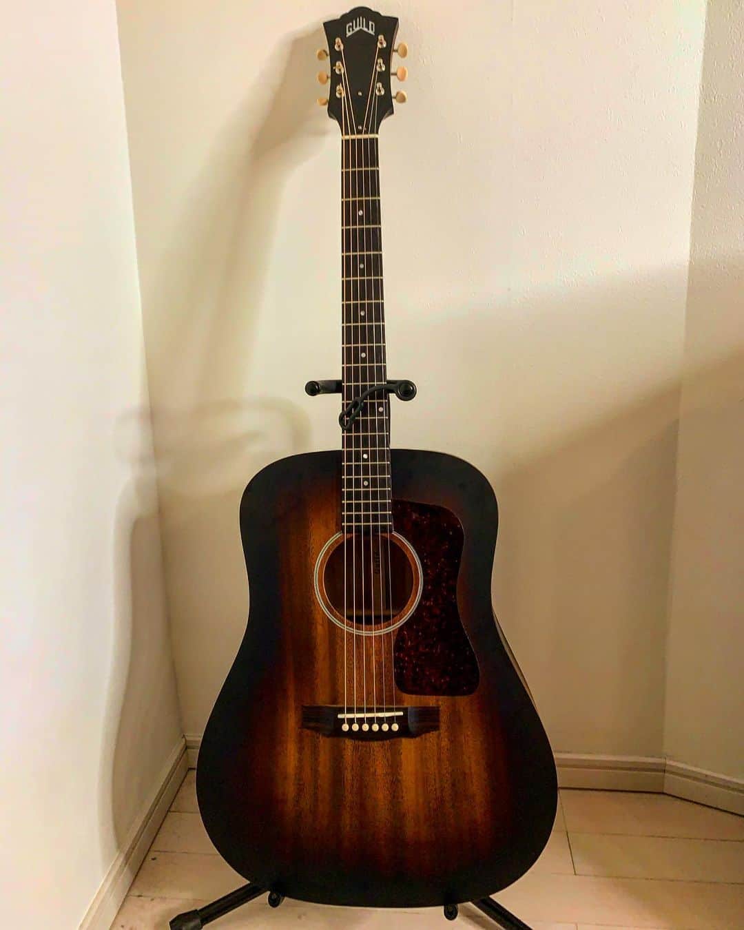 安藤祐輝のインスタグラム：「ついに新しい仲間が🥰🥰🥰 名前はじゃっぴー🎸 さぁ沢山弾くぞ🔥 #guitar #じゃっぴー#guild」