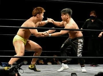 佐久田俊行のインスタグラム：「I fought in a hard hit promotion.  A style different from deathmatch wrestling.  The experience of wrestling and mma was helpful.  #プロレス #prowrestling #lucha #luchalibre #프로레슬링 #摔角 #कुश्ती #Gulat #реслинг  #prowrestling #deathmatch #deathmatchwrestlling #toshiyukisakuda   #デスマッチ #グラップリング #mma #ハードヒット #hardhit」