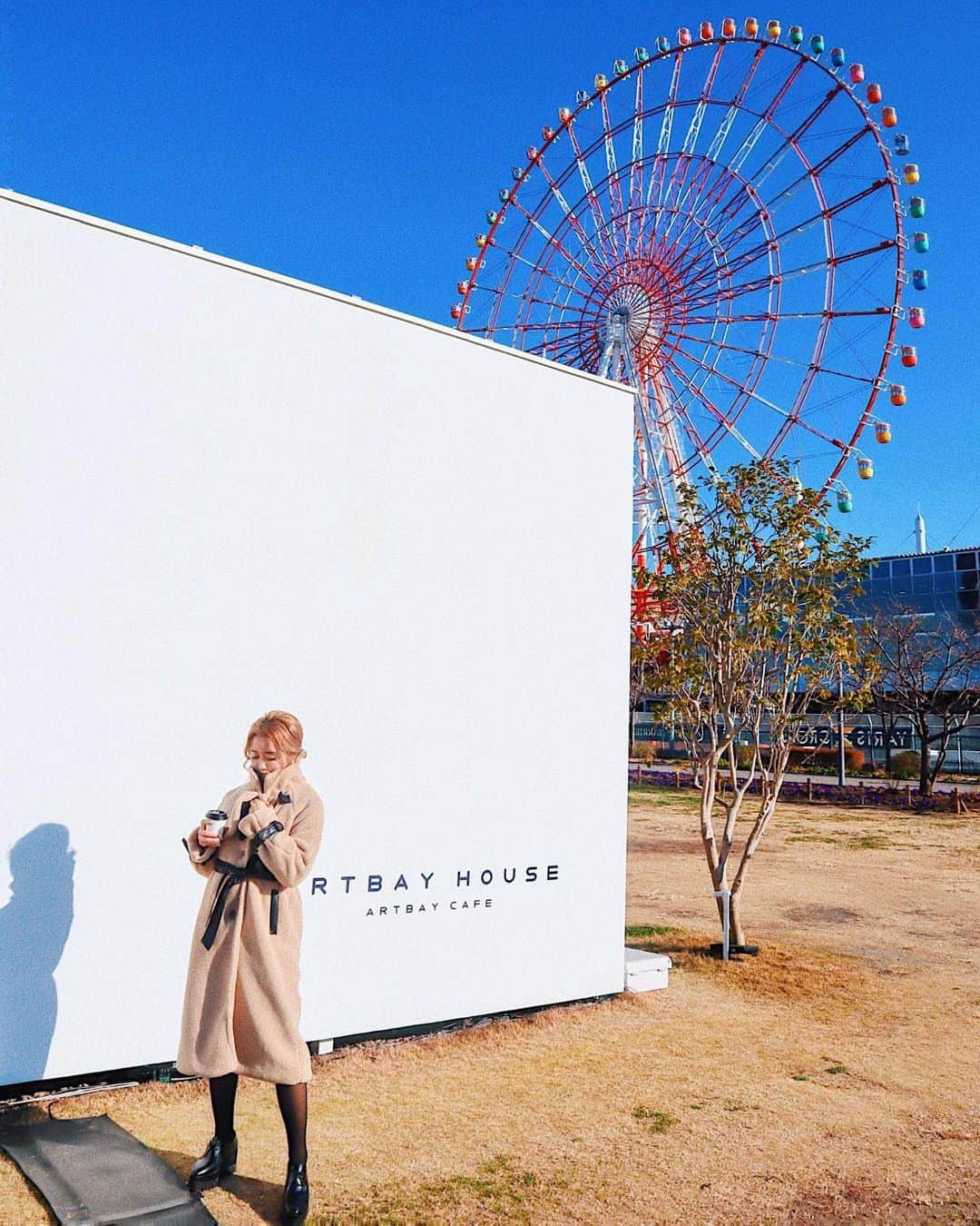 中島絢乃さんのインスタグラム写真 - (中島絢乃Instagram)「🎡☁️☁️﻿ ﻿ ﻿ 一年を締め括るために﻿ ばたばたしております🏃‍♀️💨🔥﻿ ﻿ 今年はあっという間すぎて、﻿ あと3日で2020年が終わるなんて﻿ 信じられないよーーーっ😱💫💦﻿ 明日は掃除と断捨離だ！🧼﻿ ﻿ ﻿ ﻿ ﻿ ﻿ 写真は、﻿ 綺麗な冬晴れと観覧車と一緒に🎡☁️﻿ 西陽が眩しすぎて目が開かなかった😂笑﻿ ﻿ @lilirena_ のボアコートを着ていました🧥🐏﻿ 首まですっぽりだから寒がりにぴったり🖤﻿ ﻿ 今年はボアばっかりだったなあ😌💭﻿ 𓂃 𓈒𓏸 ‎𓂃 𓈒𓏸 ‎𓂃 𓈒𓏸 ‎𓂃 𓈒𓏸 ‎𓂃 𓈒﻿ #156cm#156cmコーデ#のんさんカフェ🐻」12月28日 23時47分 - nakajima_ayano