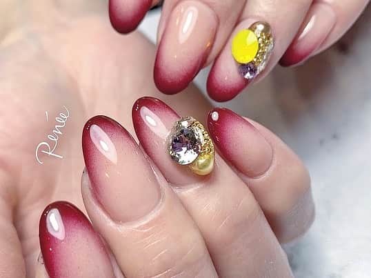 ネイルサロンレネのインスタグラム：「﻿ 𝒟𝑒𝓈𝒾𝑔𝓃 𝒷𝓎 𝒪𝒦𝒜𝑀𝒪𝒯𝒪 🦫💐﻿ ➠ @renee_maiokmt.1030 ﻿ ﻿ ﻿ 赤松さんのDesign参照🍇﻿ ﻿ @renee_haruna.24  ﻿ エアジェルでじゅわっとワインレッド🍇﻿ ﻿ YELLOWが好きなお客様なのでポイントカラーに🍋﻿ ﻿ ﻿ ⇩🎉news🎉⇩﻿ ﻿ 2020年11月14日(土)﻿ nailsalon Renée 梅田本店﻿ BEAULAND Ashiya 芦屋店﻿ に続き3店舗目となる﻿ Renée les deux(レネレドゥ)﻿ 梅田2号店オープン！！！﻿ ﻿ ﻿ nailsalon Renée®︎﻿ ￣￣￣￣￣￣￣￣﻿ TV.メディア出演﻿ スタッフ全員資格保持者﻿ カラー300種類以上﻿ パーツ1000種類以上﻿ 雑誌掲載デザイン多数﻿ ﻿ ﻿ ﻿ ▫︎Renée梅田本店﻿ 【open-close】10:00〜21:00﻿ 【定休日】不定休﻿ 【add】大阪市北区堂山町15-23-908﻿ ﻿ ▫︎Renée les deux梅田店﻿ 【open-close】10:00〜21:00﻿ 【定休日】不定休﻿ 【add】大阪市北区堂山町15-23-1003﻿ ﻿ ▫︎Renée by Beauland Ashiya芦屋店﻿ 【open-close】10:00〜21:00﻿ 【定休日】不定休﻿ 【add】芦屋市業平町6-11 Ashiya grotto 302﻿ ﻿ ﻿ ﻿ ﻿ ▶︎▶︎▶︎初回クーポンご利用頂けます﻿ ￣￣￣￣￣￣￣￣￣￣￣￣￣￣￣￣﻿ ご予約はプロフィールTOPのリンク内﻿ URLをご利用下さい。﻿ ﻿ ﻿ ﻿ メニューに迷った方やご相談は…﻿ ﻿ 　　🤍Renée公式LINE🤍﻿ ─────────────﻿  【@bos7903t】←※@から入力🔍﻿ ﻿ ﻿ ﻿ #nailsalonrenee#ネイルサロンレネ﻿ #大阪ネイルサロン#梅田ネイルサロン﻿ #芦屋ネイルサロン #神戸ネイルサロン ﻿ #美甲 #네일 #젤네일 #네일아트﻿ #nail #nails #gelnail #gelnails ﻿ #naildesign #naildesigns ﻿ #nailart #nailstagram #nailfashion ﻿ #nailfie #冬ネイル #冬ネイル2020 #エアジェル #おしゃれネイル #ボルドーネイル #ショートネイル #シンプルネイル #グラデーションネイル #お洒落 #フレンチネイル」