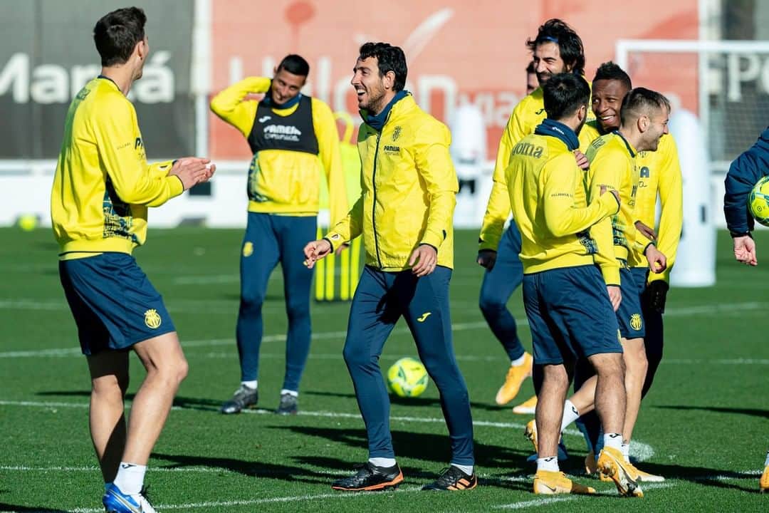 ビジャレアルCFのインスタグラム：「¡Ambientazo en el último entrenamiento antes del @sevillafc 🆚 #Villarreal con el que despediremos 2020 💪! . There was a great atmosphere in the last training session before @sevillafc 🆚 #Villarreal, which will see us sign off 2020 💪! . #futbol #football #soccer #laliga」
