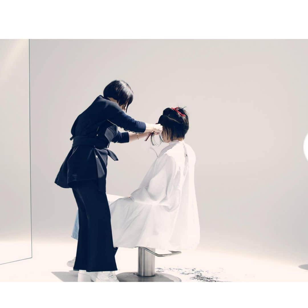 松浦美穂さんのインスタグラム写真 - (松浦美穂Instagram)「Ginza で撮影させていただきました。  modelの水野なつみちゃんのロングヘアをドネーションさせていただき…ショートカットへ…‼︎  https://ginzamag.com/special/twiggy-001/  Photo & Movie: Masaya Takagi　 Styling: Yoko Irie (TRON) Hair: Miho Matsuura(TWIGGY)　 Make-up: Mariko Shimada(UM) Lighting: Kota Yoshimatsu　 Movie Edit: Udo Model: Natsumi Mizuno  Text: Anna Osada Edit: Karin Ohira, Yu-ka Matsumoto」12月29日 0時01分 - twiggy_mihomatsuura