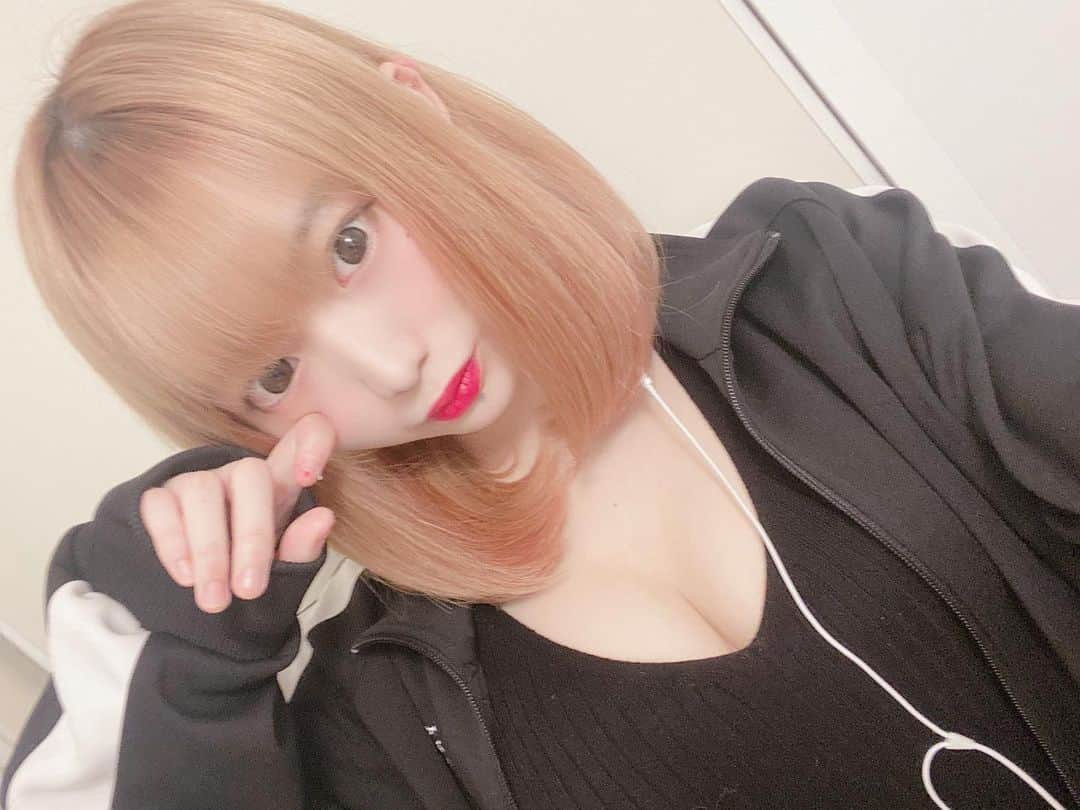 麻衣愛のインスタグラム：「にゃーんっ」