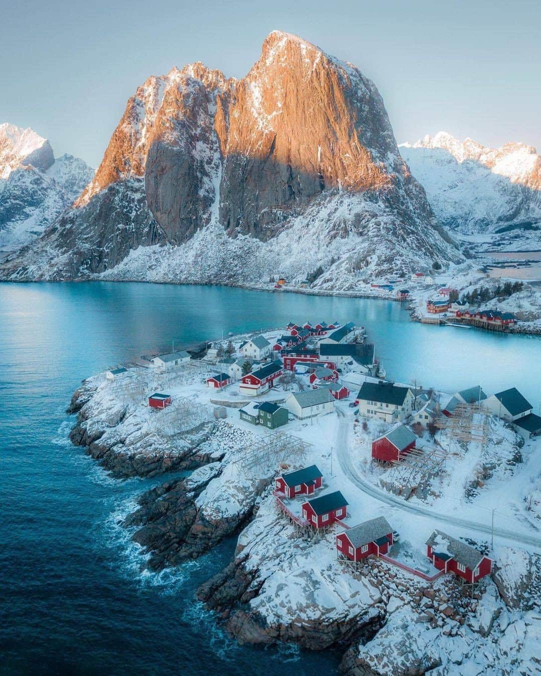 Discover Earthさんのインスタグラム写真 - (Discover EarthInstagram)「This place looks idyllic, don't you think?  ''Norway is one of my favorite places I’ve ever visited. It’s insane how these crazy mountains rise straight out of the sea 😳🏔 I miss traveling internationally so much. I think when it’s possible to feasibly do it again I’ll probably just dip for a year or something and get it all out of my system at once''  #discovernorway🇳🇴 with @ryanresatka  . . . . . #norway  #norge  #visitnorway ​#osl  #mittnorge  #ilovenorway  #utno  #bestofnorway ​#lofote  #dreamchasersnorway  #landscapesofnorway ​#oslov  #ig_norway  #fjord  #norgefoto  #ig_nordnorge ​#berge  #norges_fotografer  #scandinavia  #northernnorway ​#visitosl  #highlightsnorway  #thebestofnorway ​#oslobilde  #wu_norway  #liveterbestute  #nordnorge  #norwegian  #loves_norway」12月29日 0時00分 - discoverearth