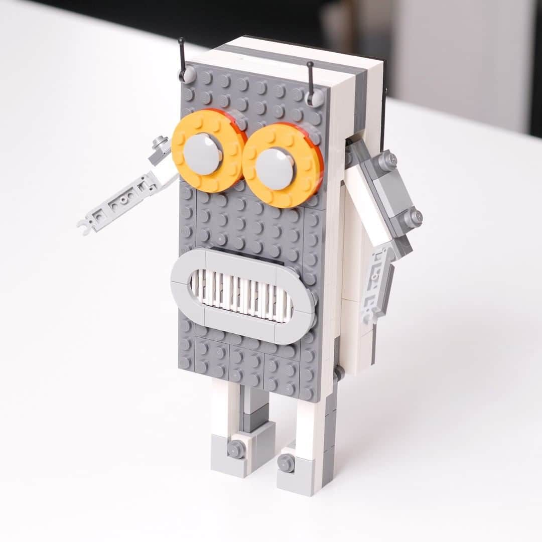 LEGOさんのインスタグラム写真 - (LEGOInstagram)「Whether you make a simple classic look, something uniquely decorated or a one-of-a-kind like Save-a-tron – you’ll have fun and save money when you build a custom coin bank like any of these cool hack inspirations. #LEGOHacks #RebuildTheWorld #CoinBanks」12月29日 0時00分 - lego