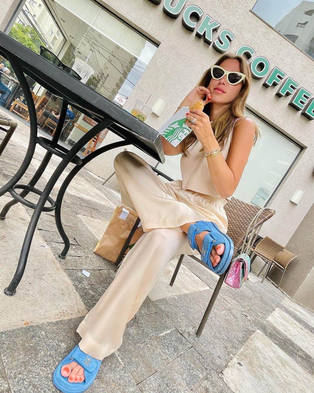 Glam4Youのインスタグラム：「Aquele ângulo que te deixa com pé tamanho 52, mas who cares? 🤣😂」