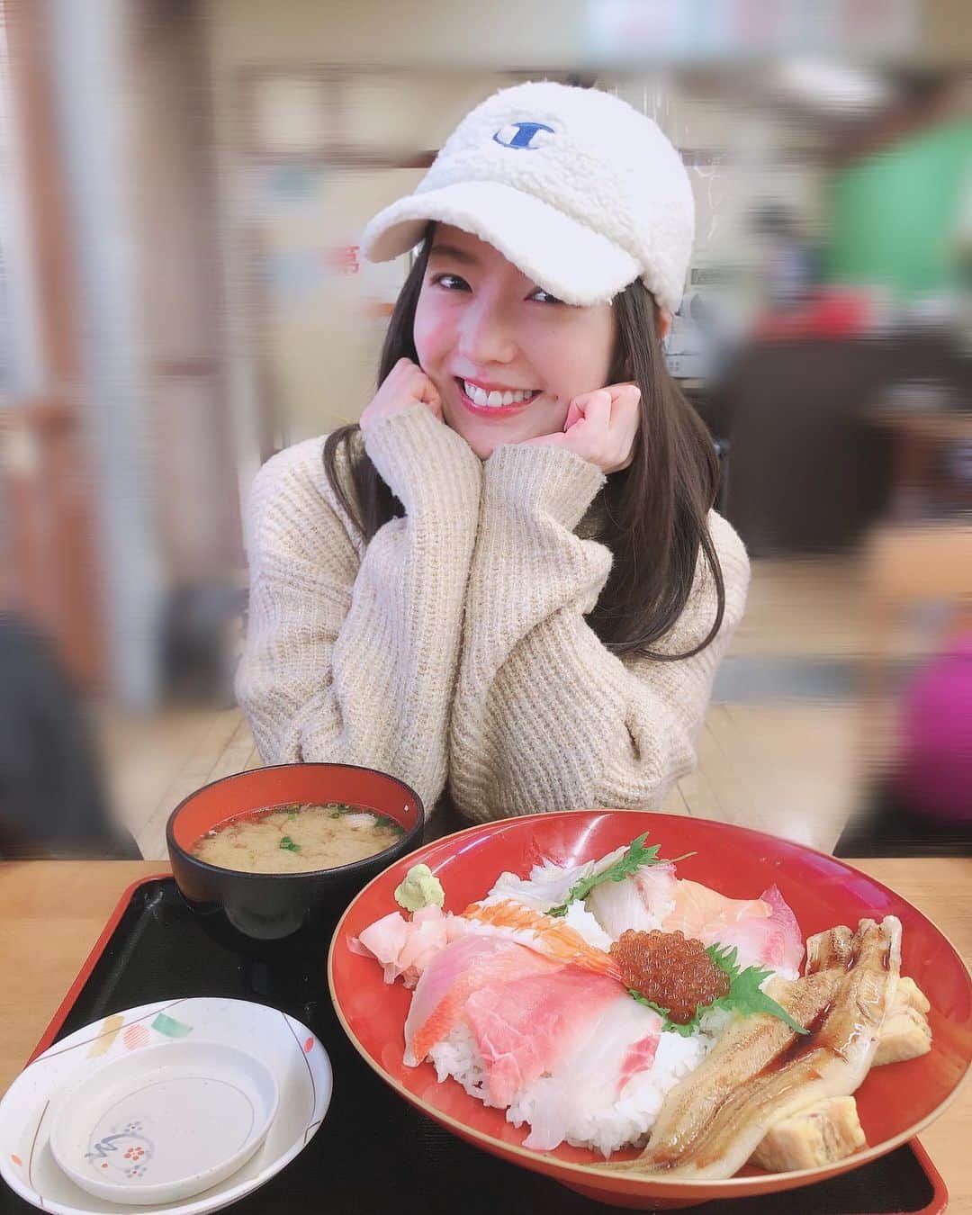 藤本かえでのインスタグラム：「先日家族で海鮮丼食べに行きました🤤  海鮮の中ではね〜、 断トツ、いくらが好き！！  皆さんは何が好きですか〜😊？」